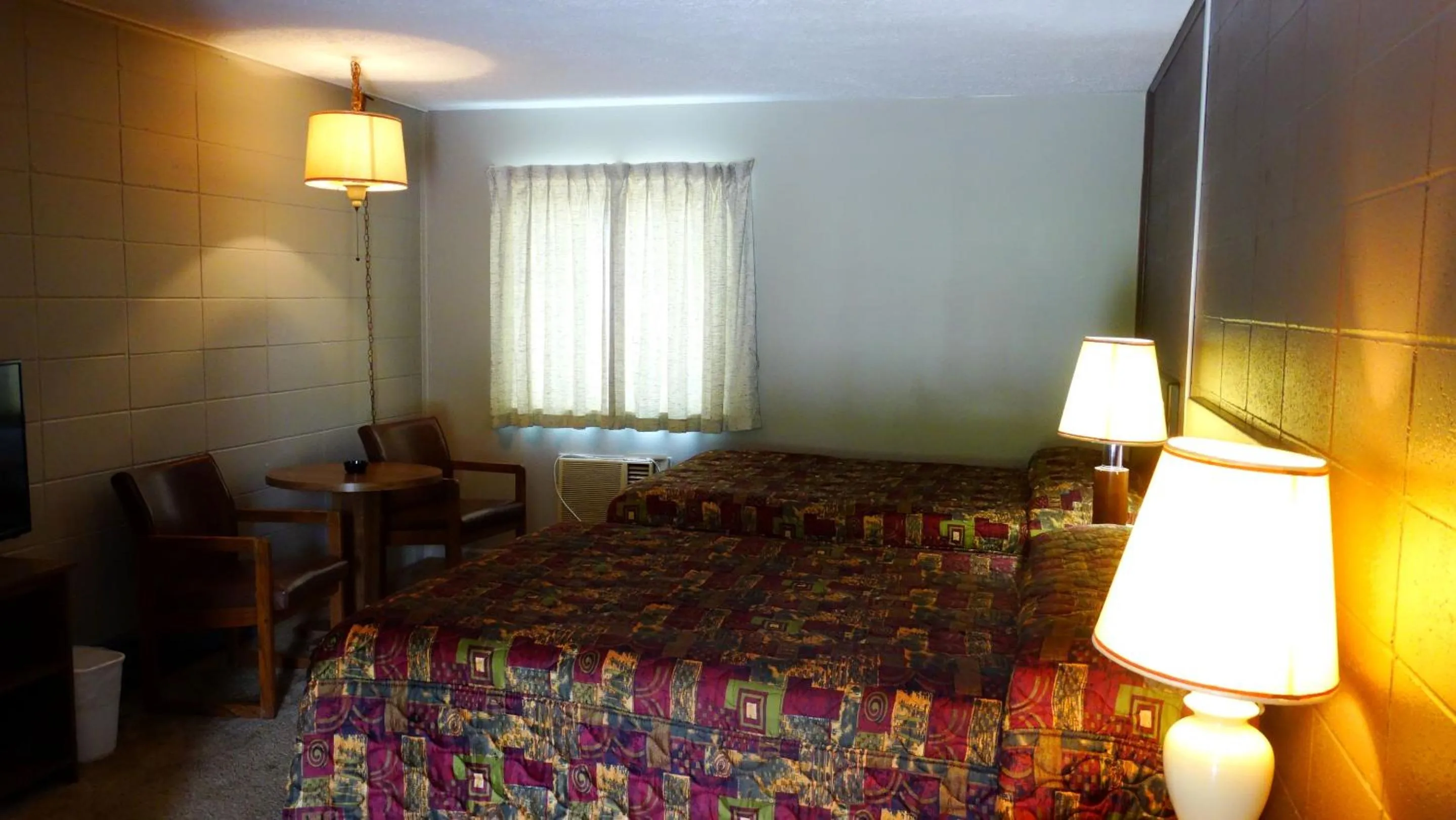 Bed in Attican Motel - Attica - Batavia - Warsaw - Darien Lake