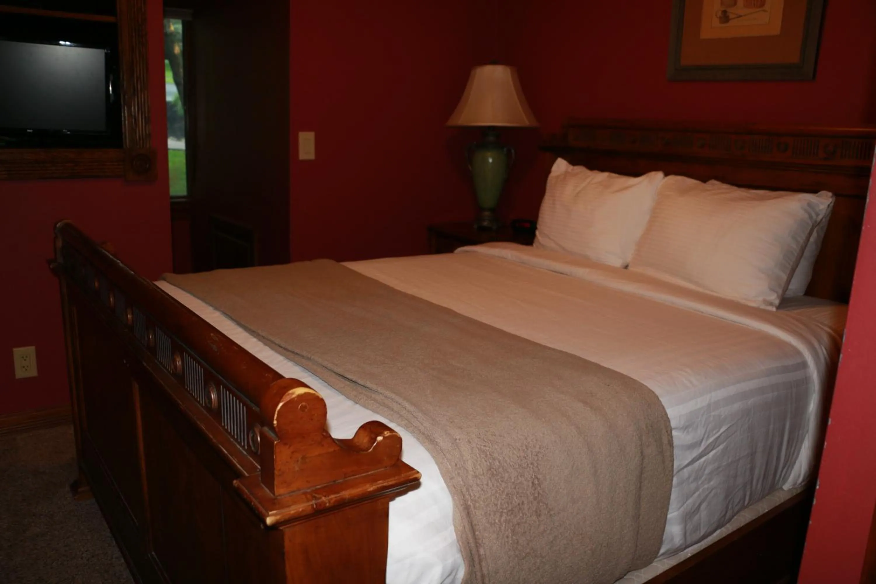 Bed in Landoll's Mohican Castle