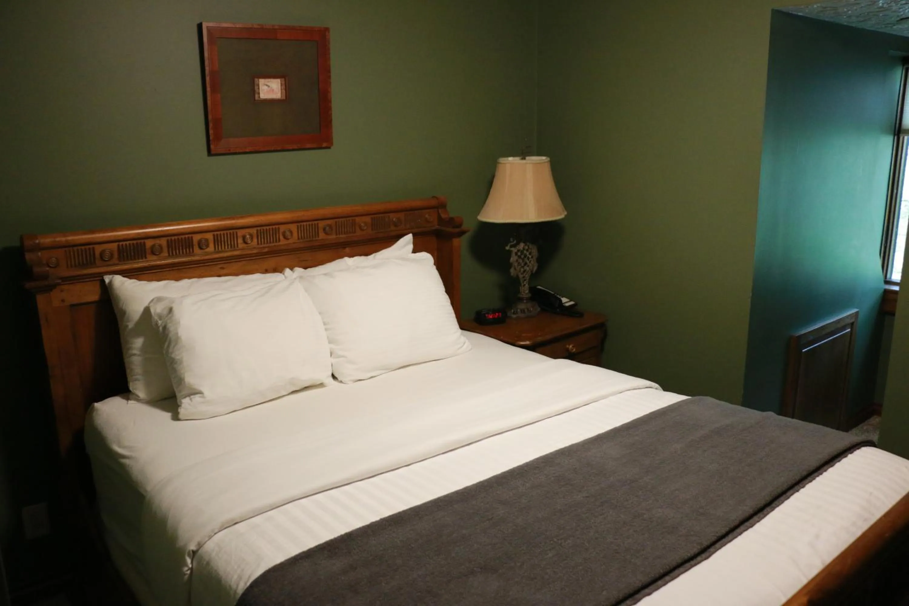 Bed in Landoll's Mohican Castle