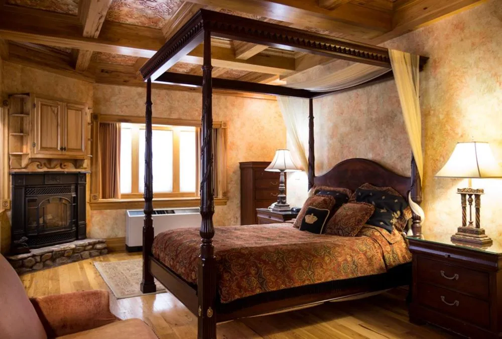 Bed in Landoll's Mohican Castle