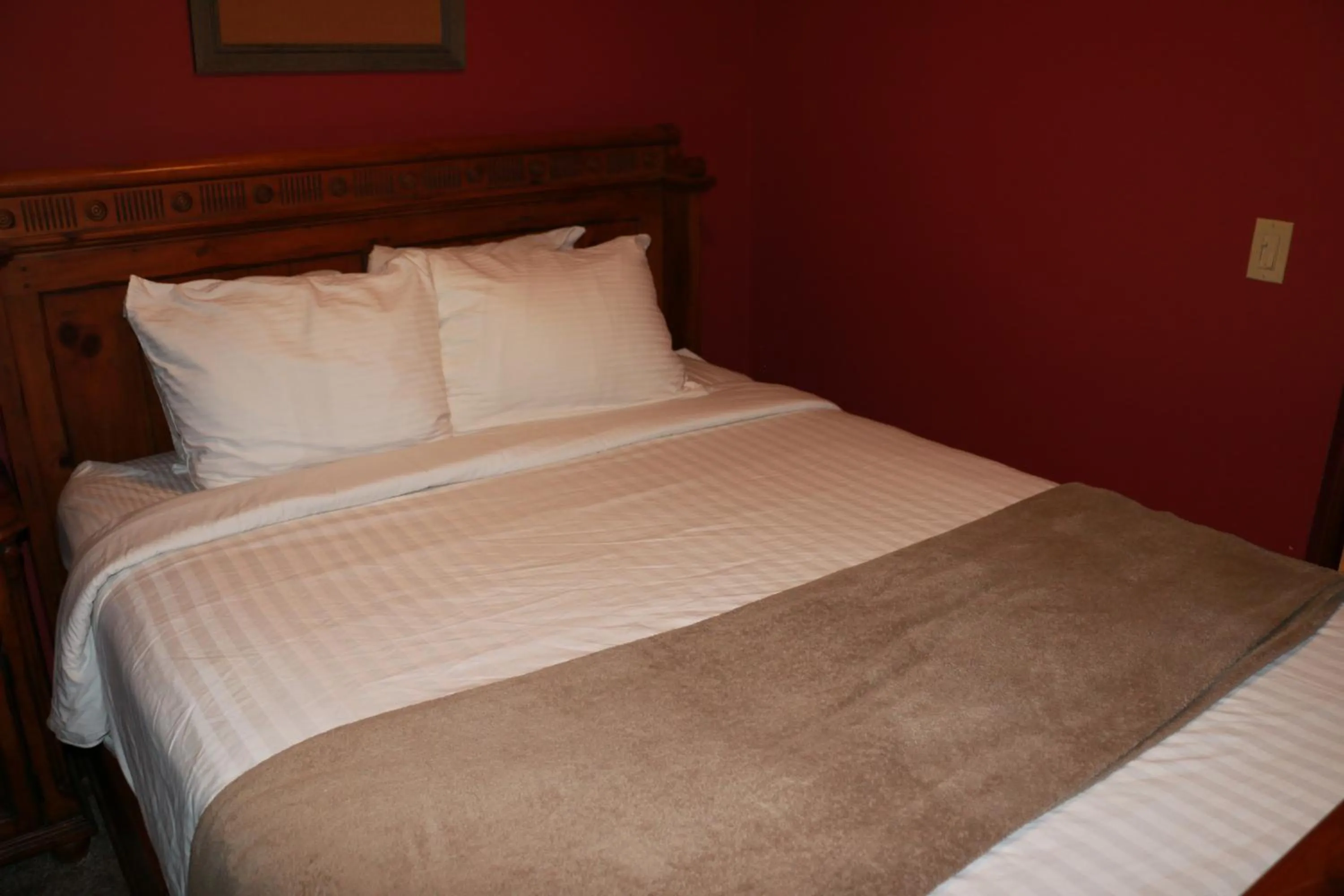 Bed in Landoll's Mohican Castle