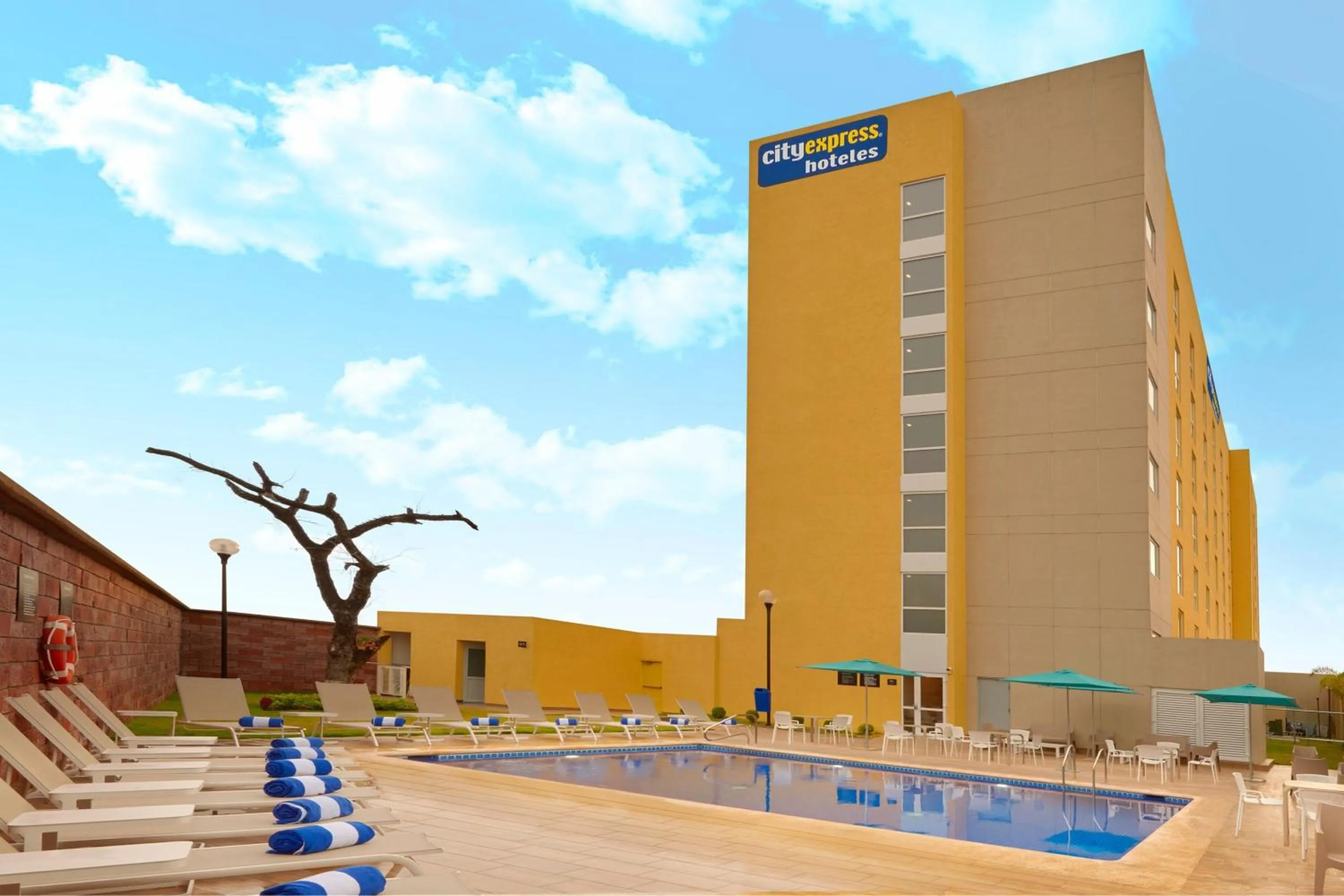 Swimming pool in City Express by Marriott Tampico Altamira