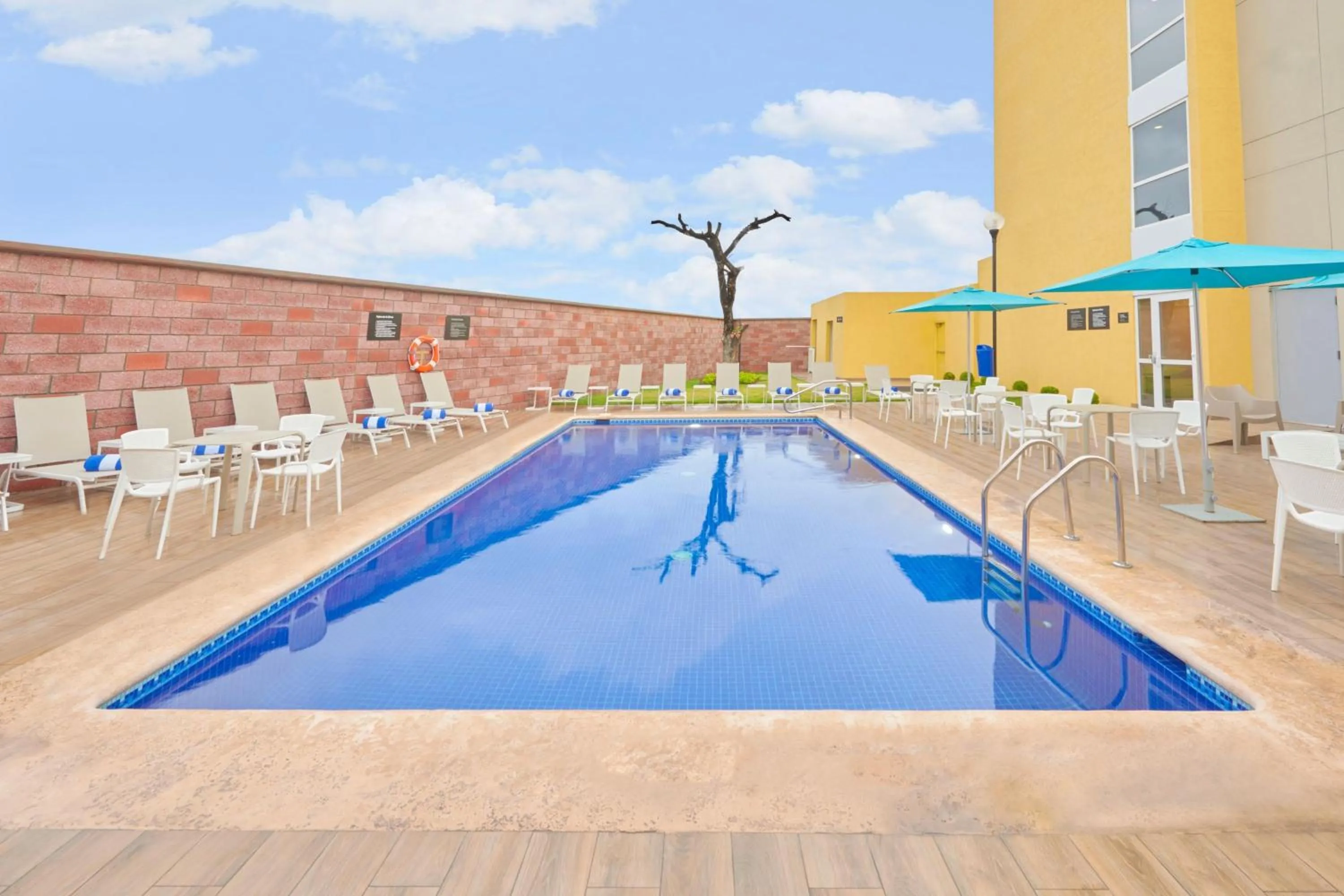 Swimming pool in City Express by Marriott Tampico Altamira