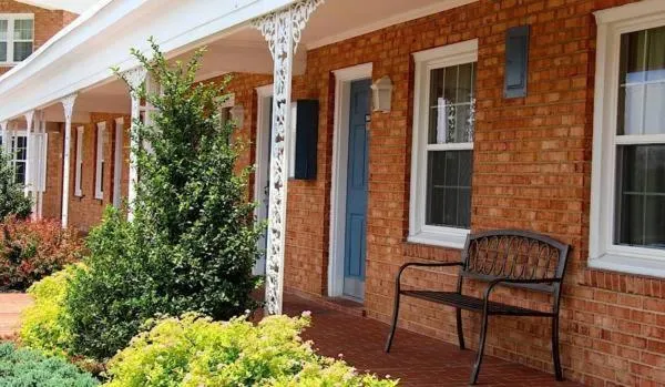 Property building in Governor House Inn Arlington/Falls Church