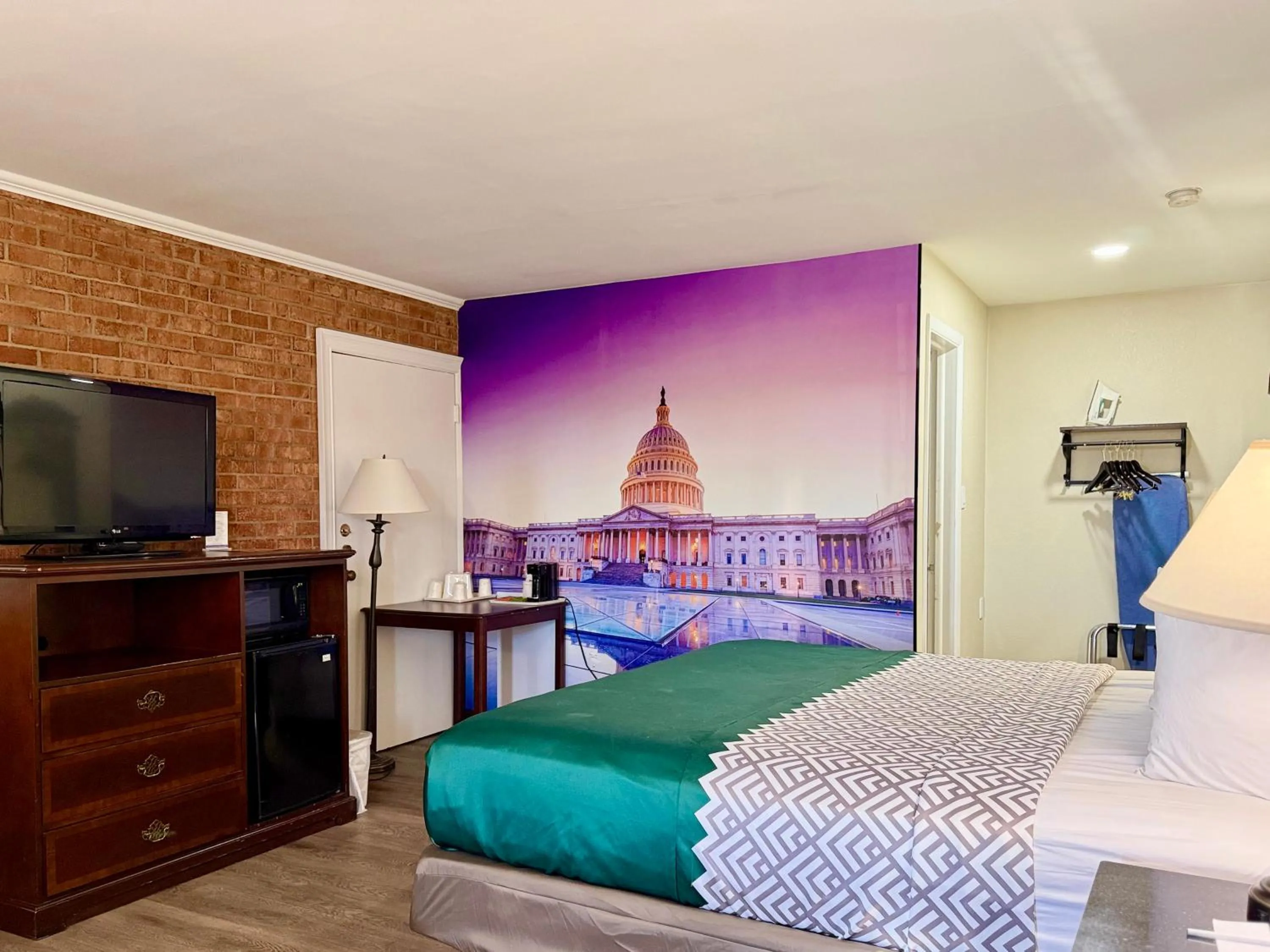 Bed in Governor House Inn Arlington/Falls Church