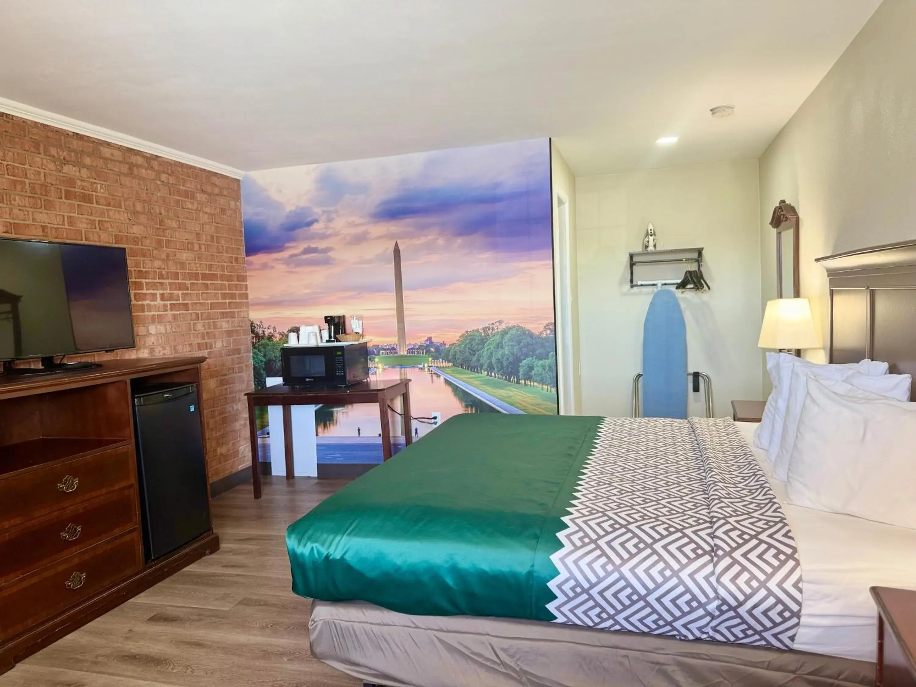 King Room in Governor House Inn Arlington/Falls Church King Room in Governor House Inn Arlington/Falls Church