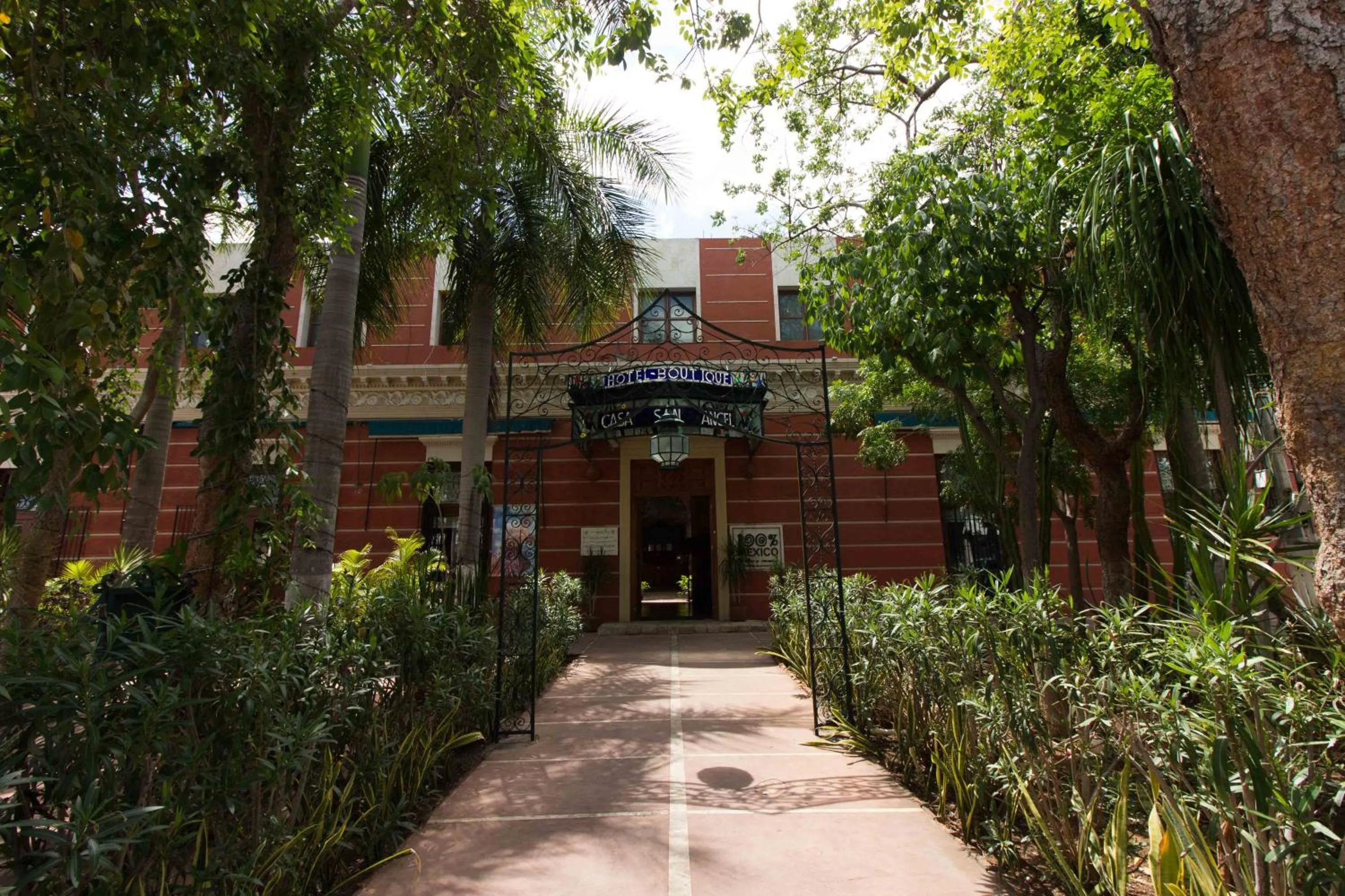 Property building in Hotel Boutique Casa San Angel