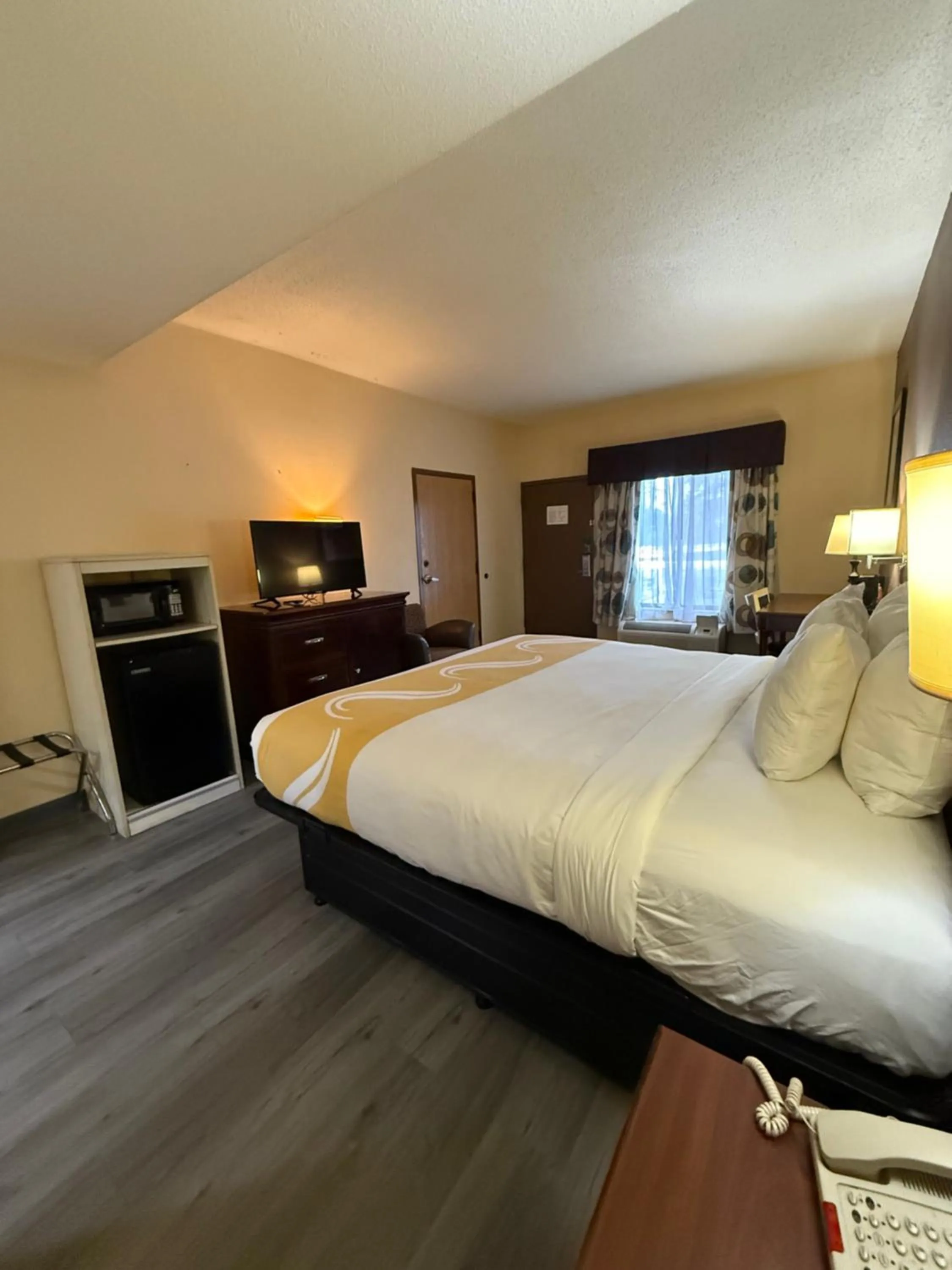 Photo of the whole room, Bed in Quality Inn & Suites Exmore - Eastern Shore