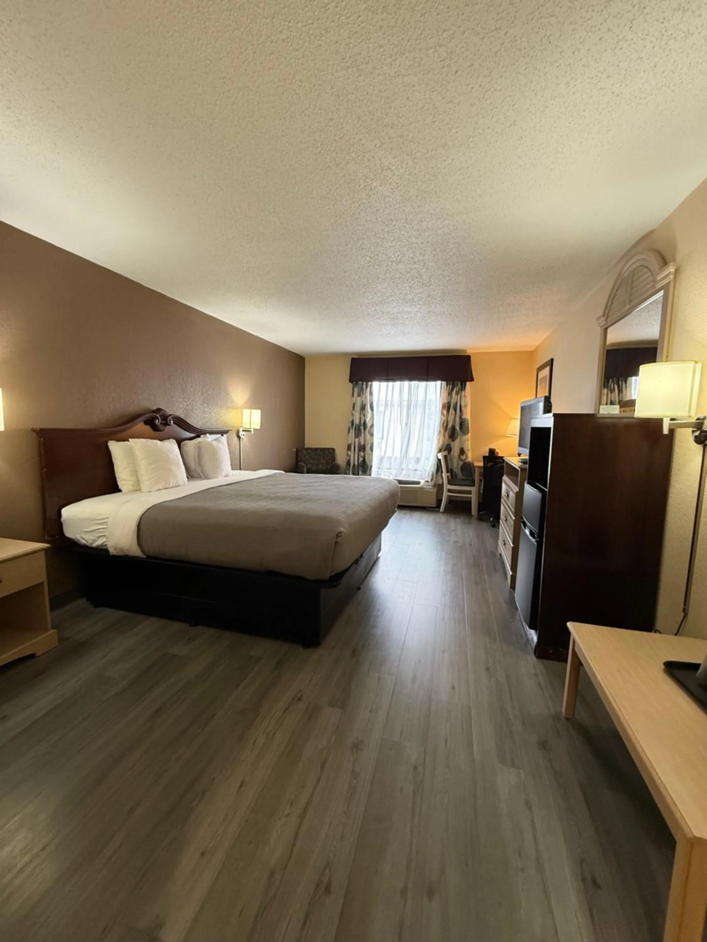 Photo of the whole room, Bed in Quality Inn & Suites Exmore - Eastern Shore