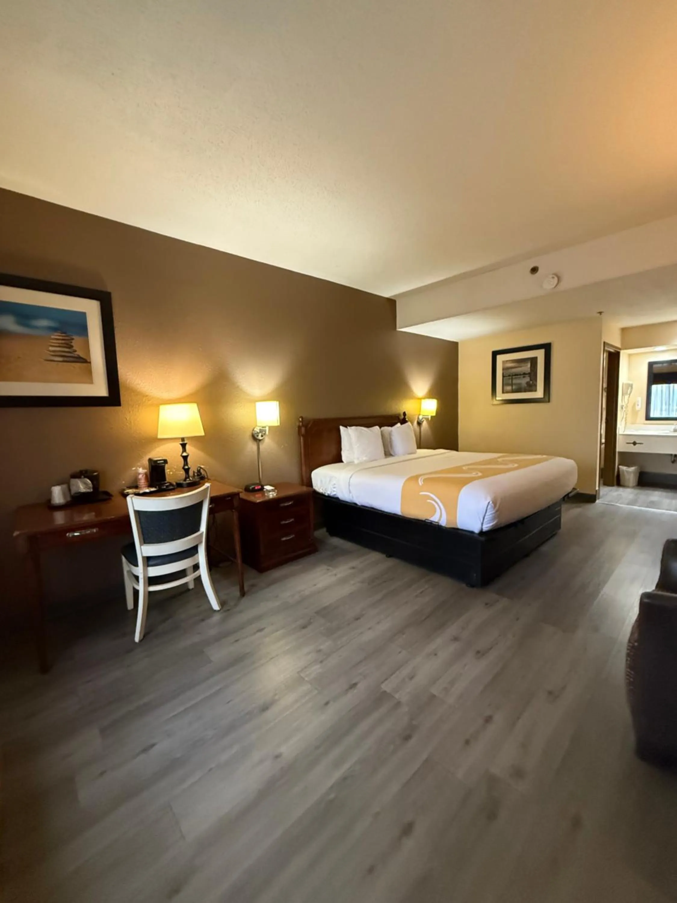 Photo of the whole room, Bed in Quality Inn & Suites Exmore - Eastern Shore