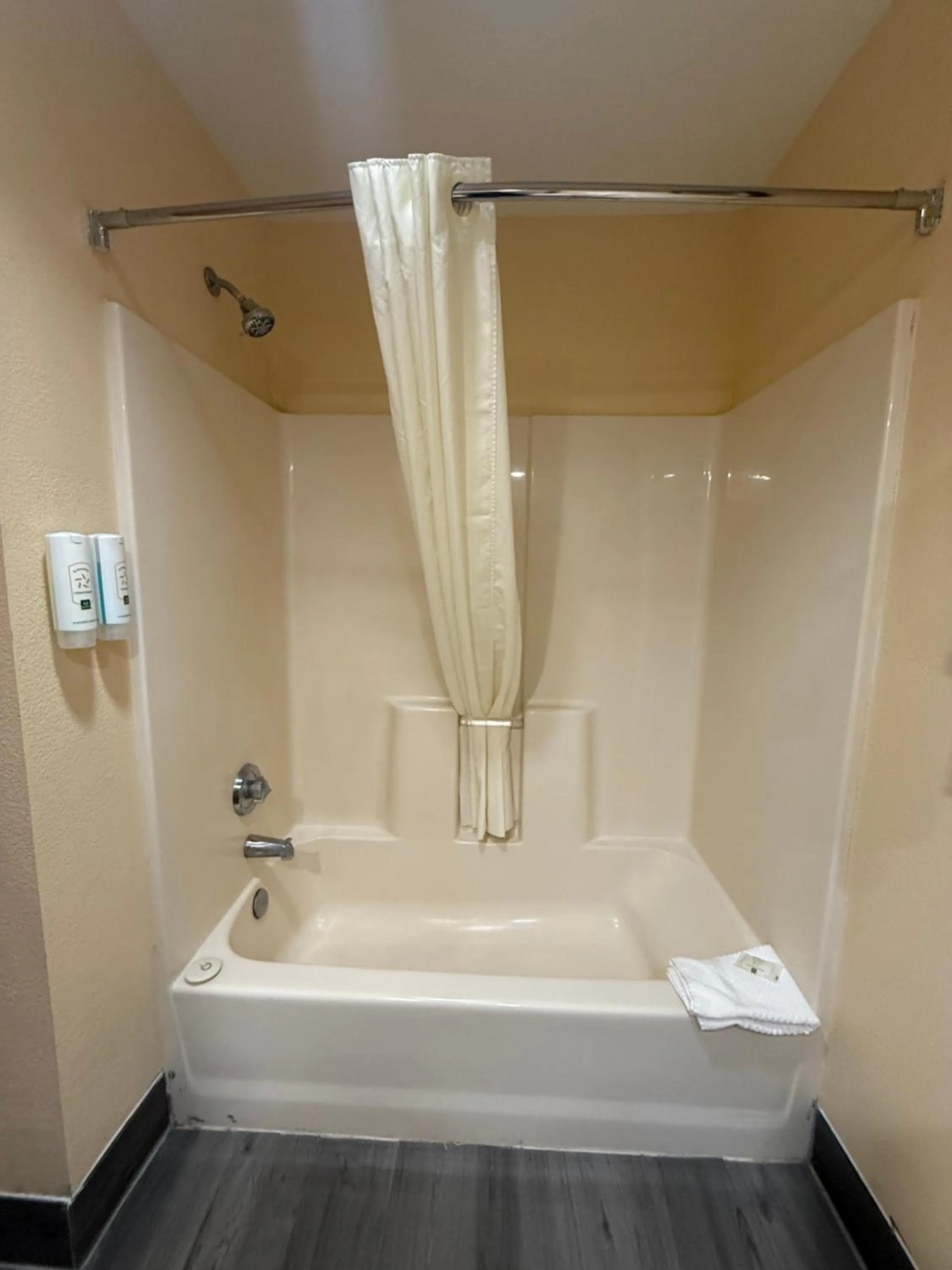Shower in Quality Inn & Suites Exmore - Eastern Shore