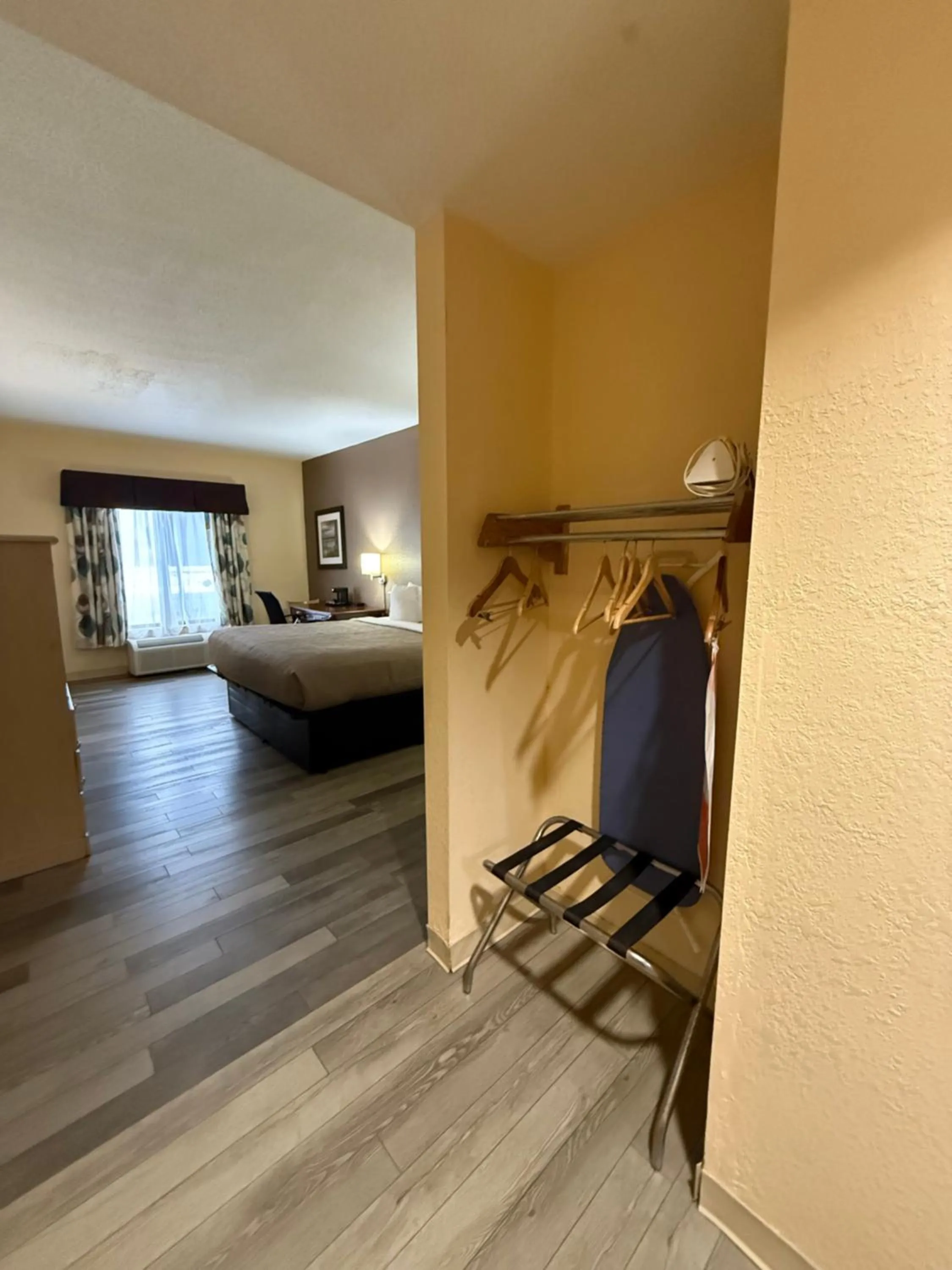 Photo of the whole room, Bed in Quality Inn & Suites Exmore - Eastern Shore