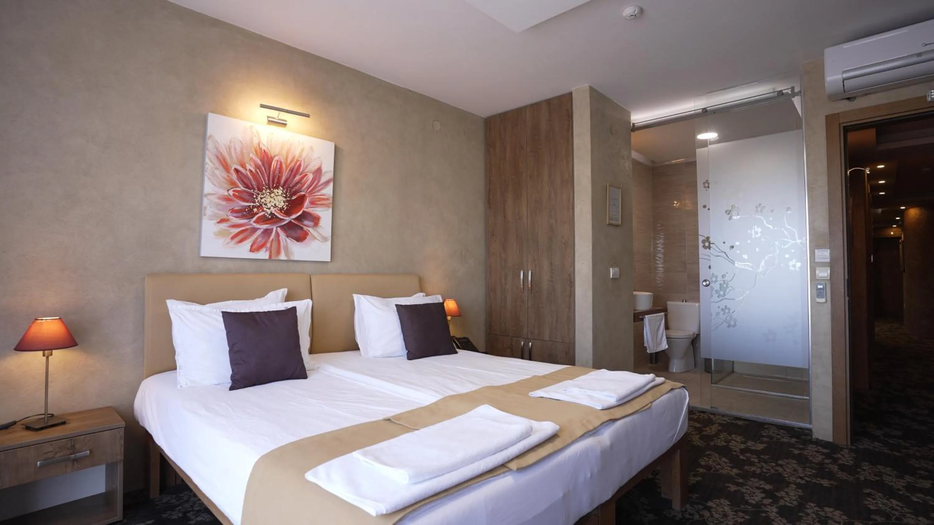 Bed in Garni Hotel Chicha - Winery ŠKRBIĆ