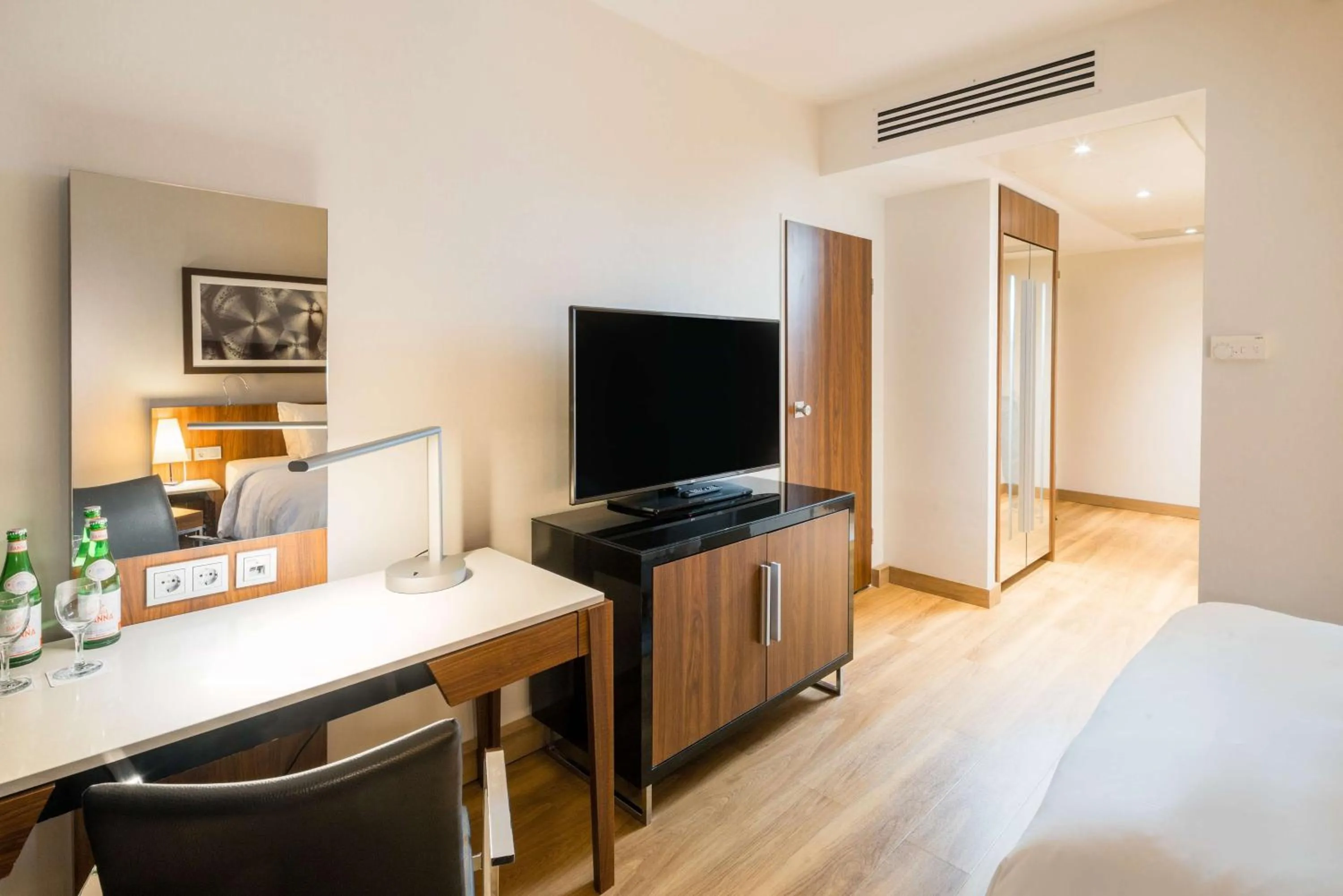 Bedroom, Bed in Radisson Blu Hotel, Hamburg