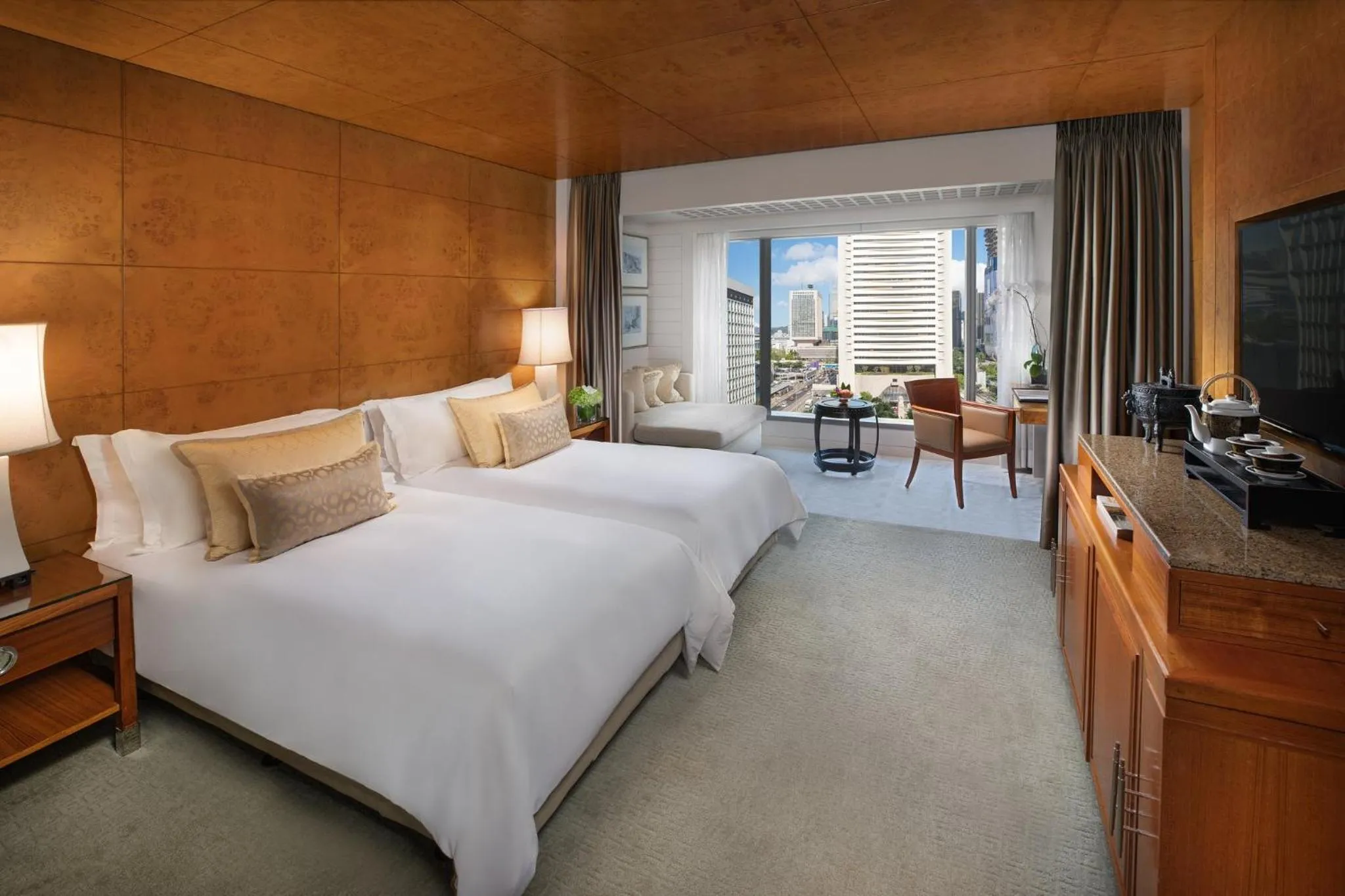 Photo of the whole room, Bed in Mandarin Oriental, Hong Kong