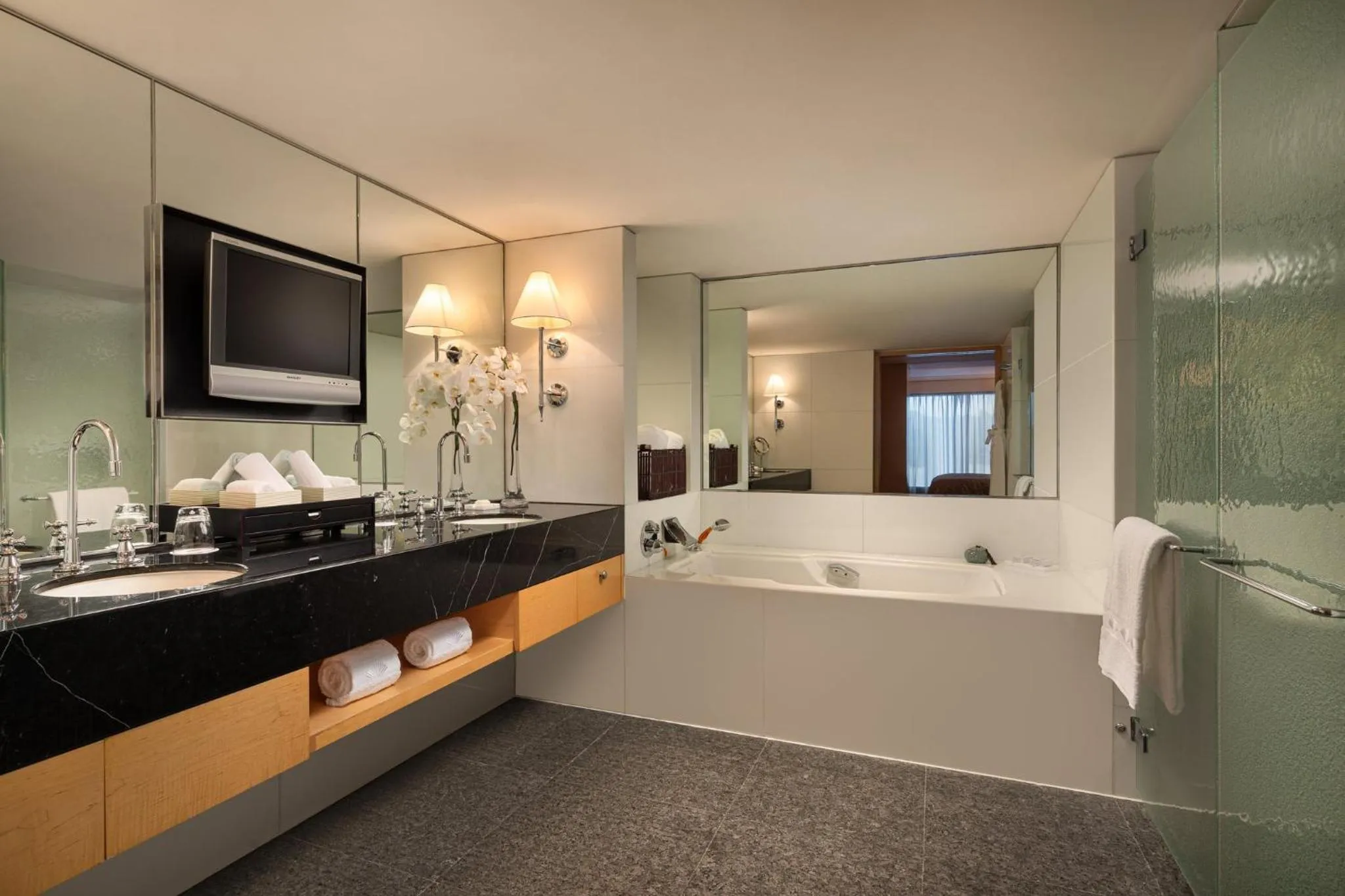 Photo of the whole room in Mandarin Oriental, Hong Kong