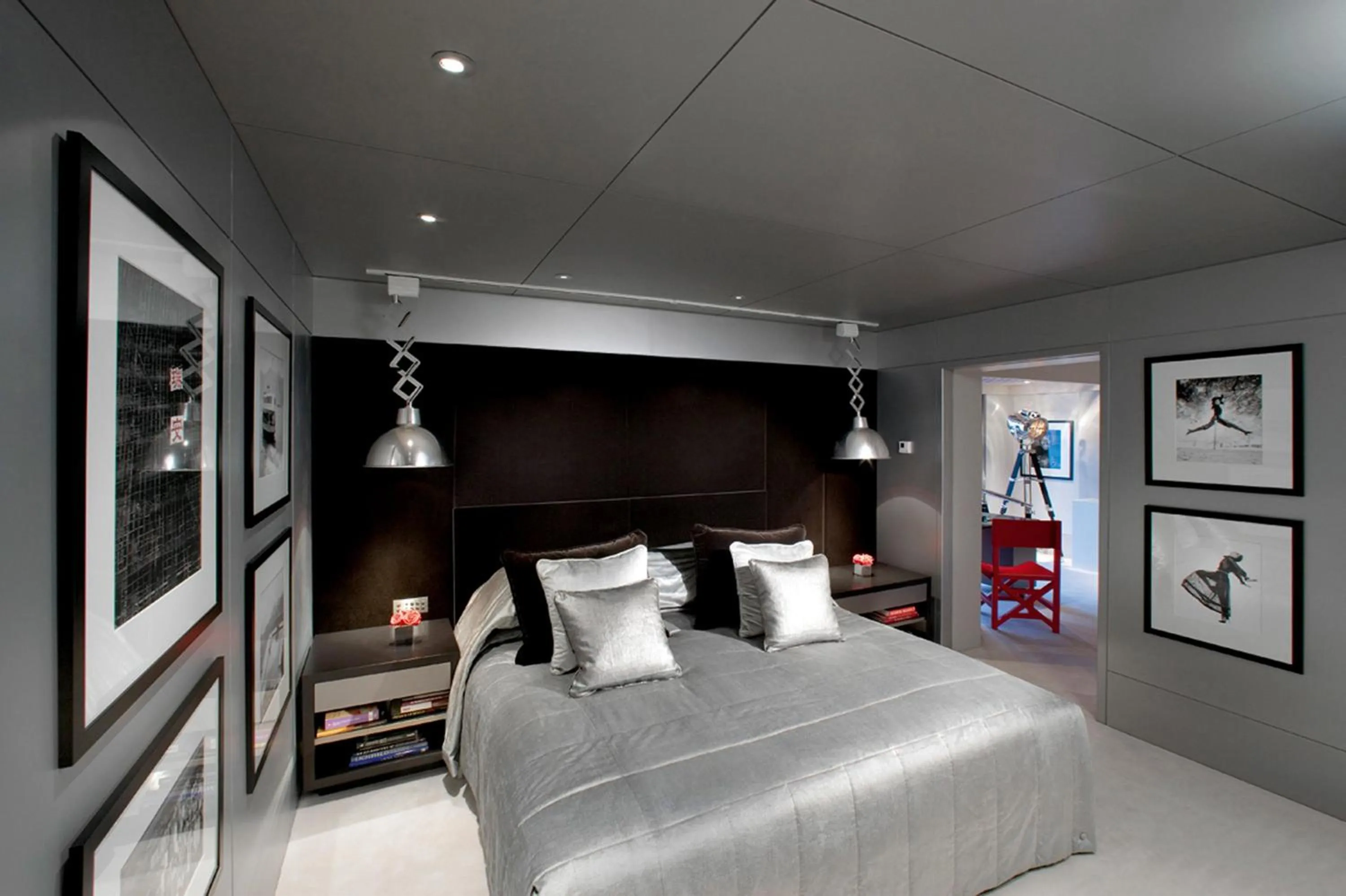 Photo of the whole room, Bed in Mandarin Oriental, Hong Kong