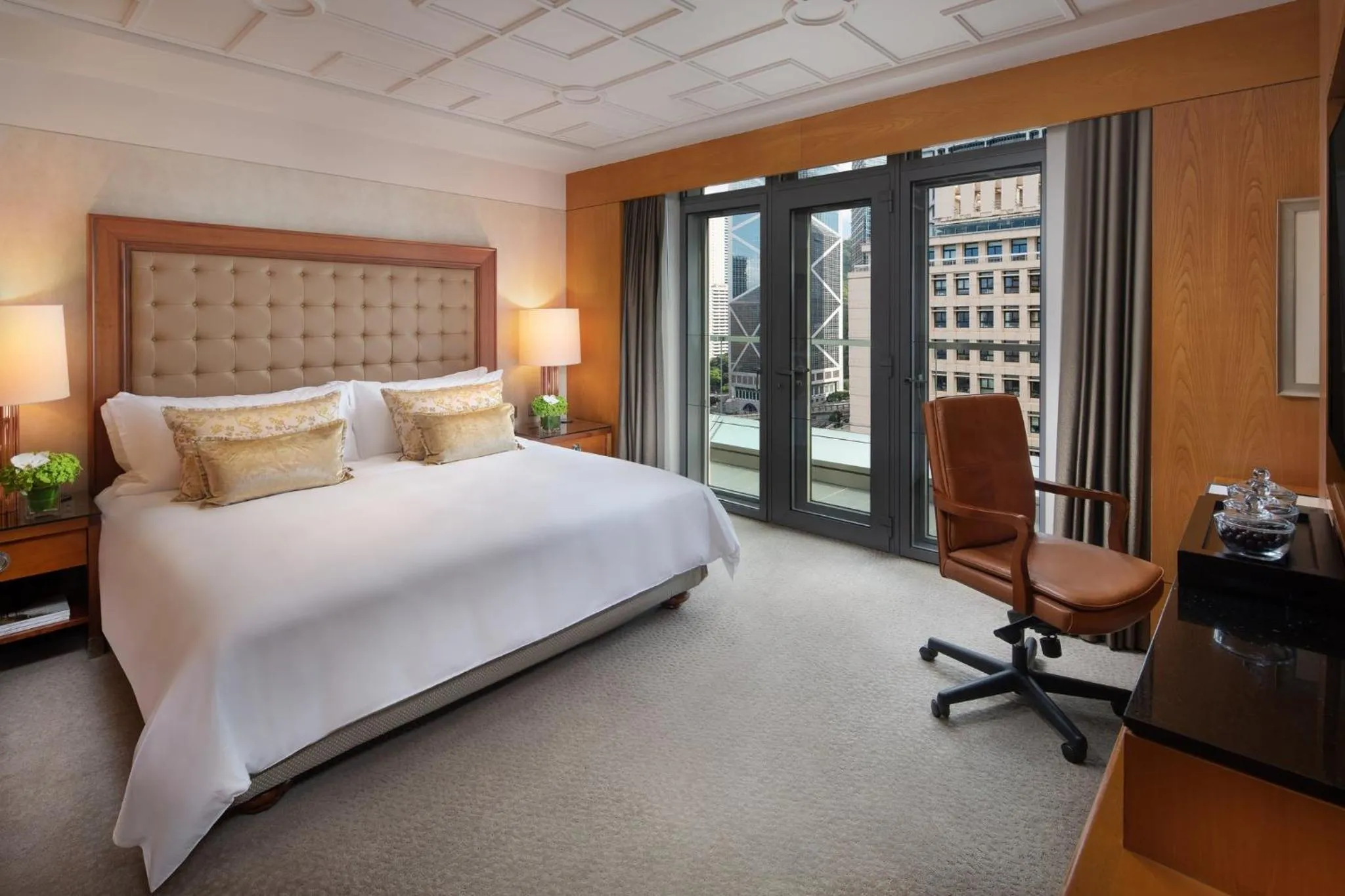 Photo of the whole room, Bed in Mandarin Oriental, Hong Kong