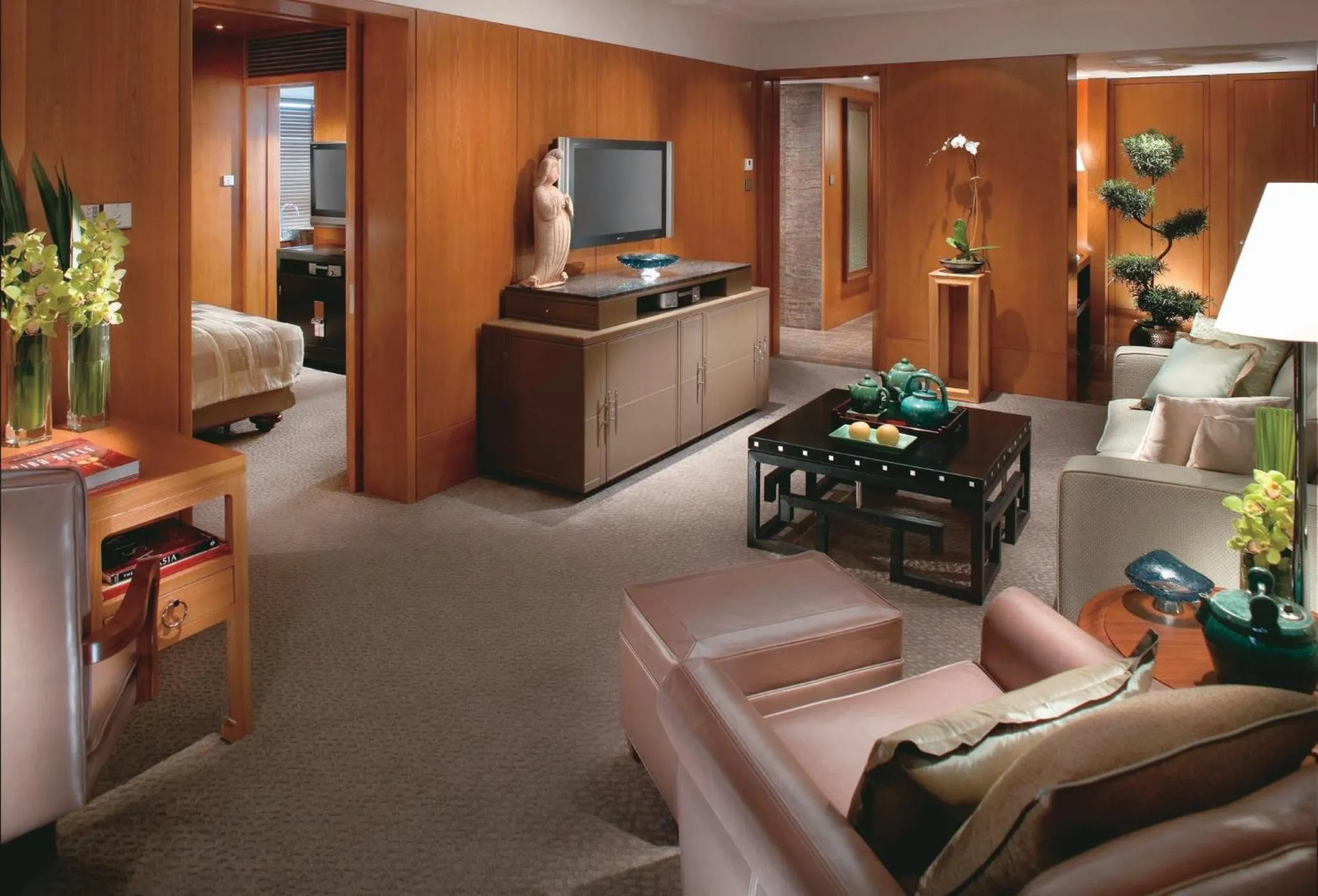 Photo of the whole room, Bed in Mandarin Oriental, Hong Kong