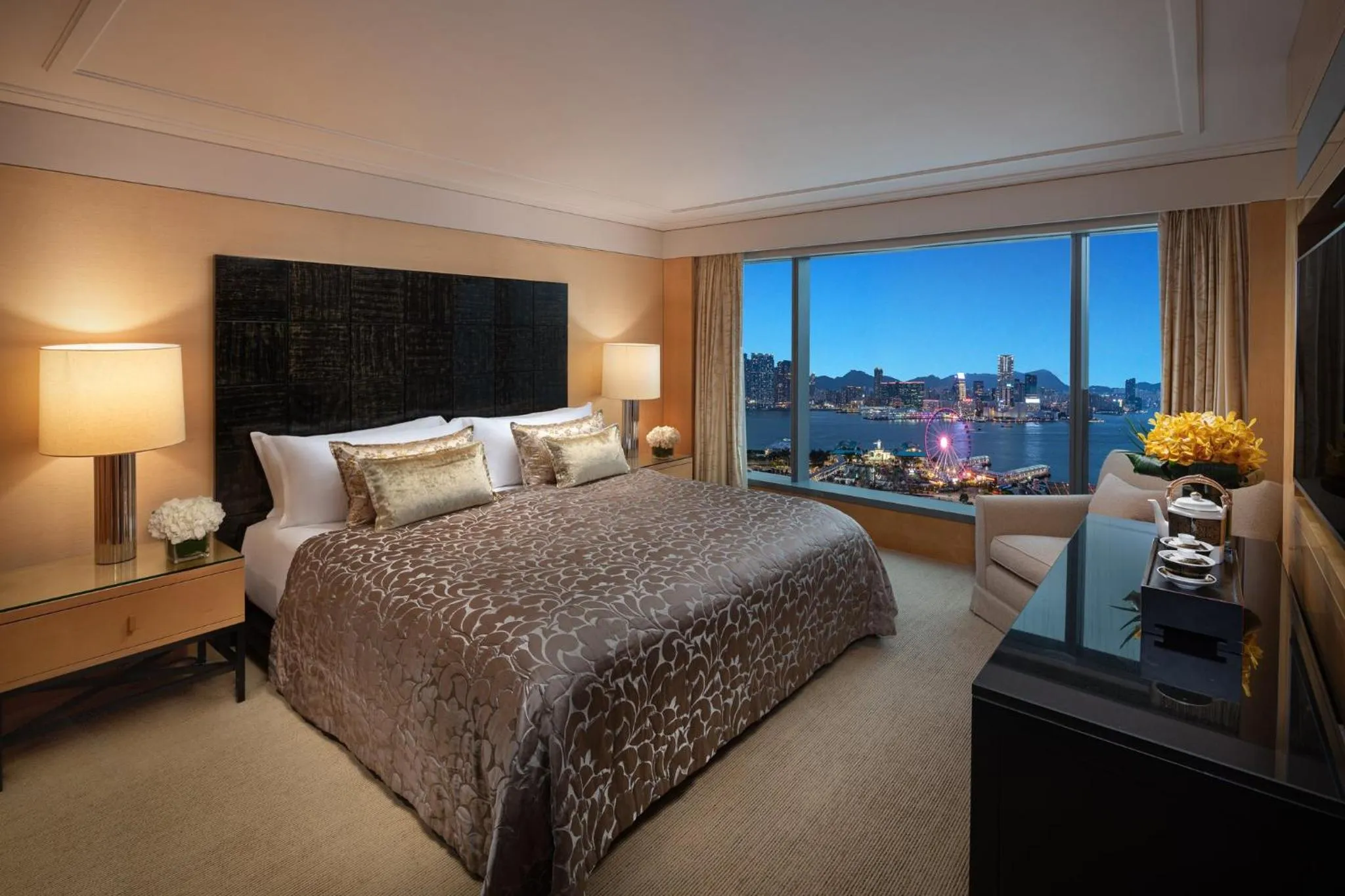 Photo of the whole room, Bed in Mandarin Oriental, Hong Kong