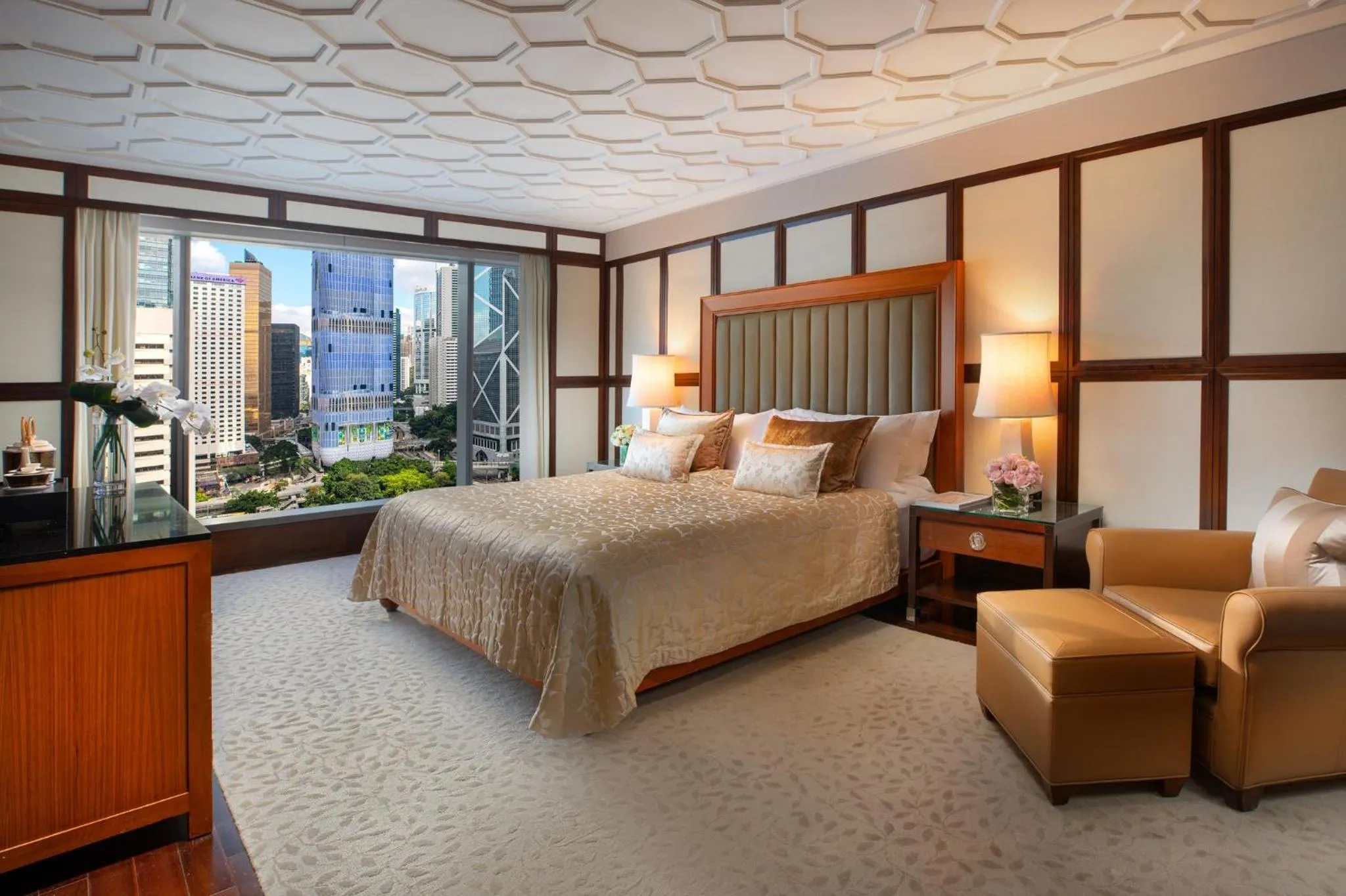Photo of the whole room, Bed in Mandarin Oriental, Hong Kong