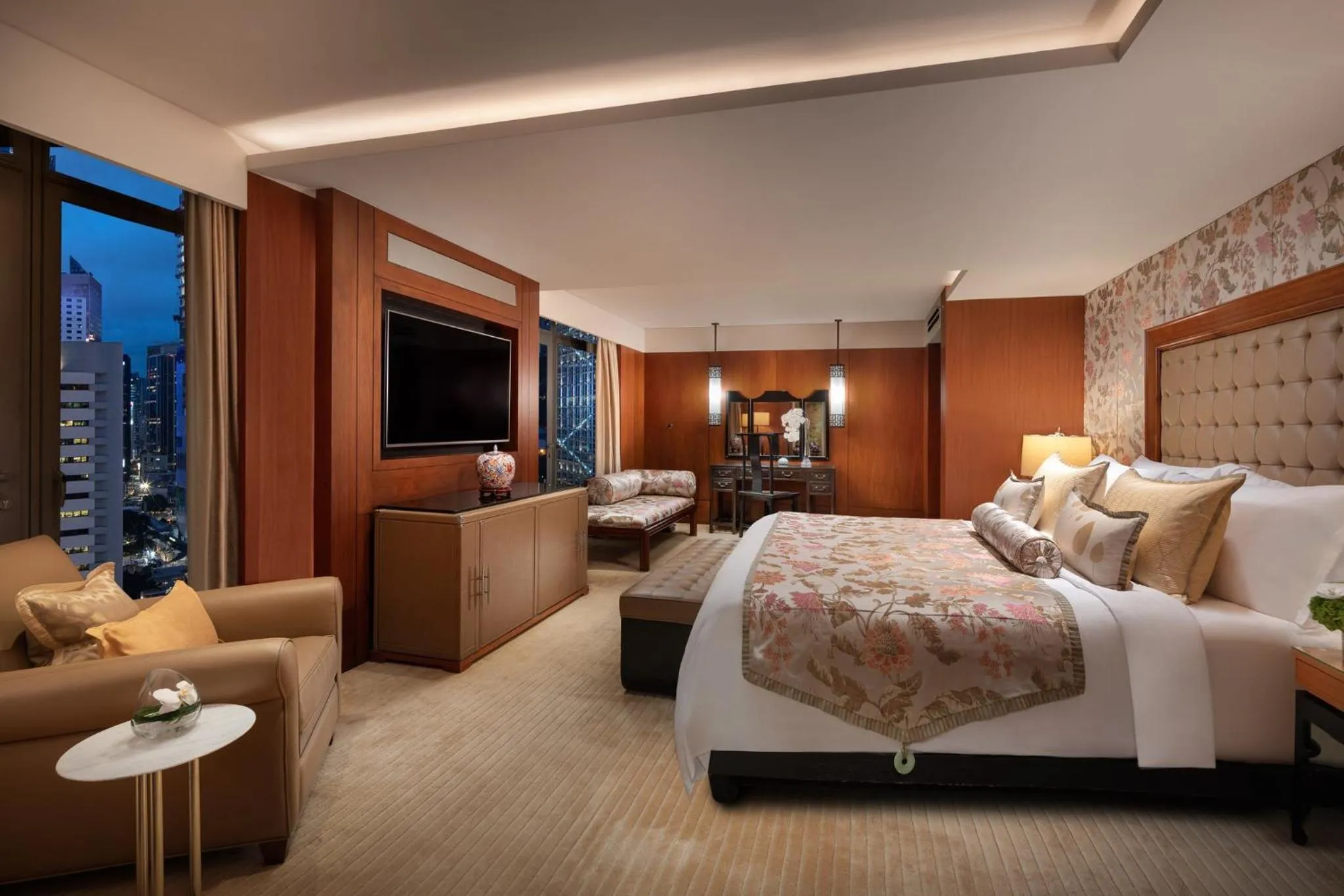 Photo of the whole room, Bed in Mandarin Oriental, Hong Kong