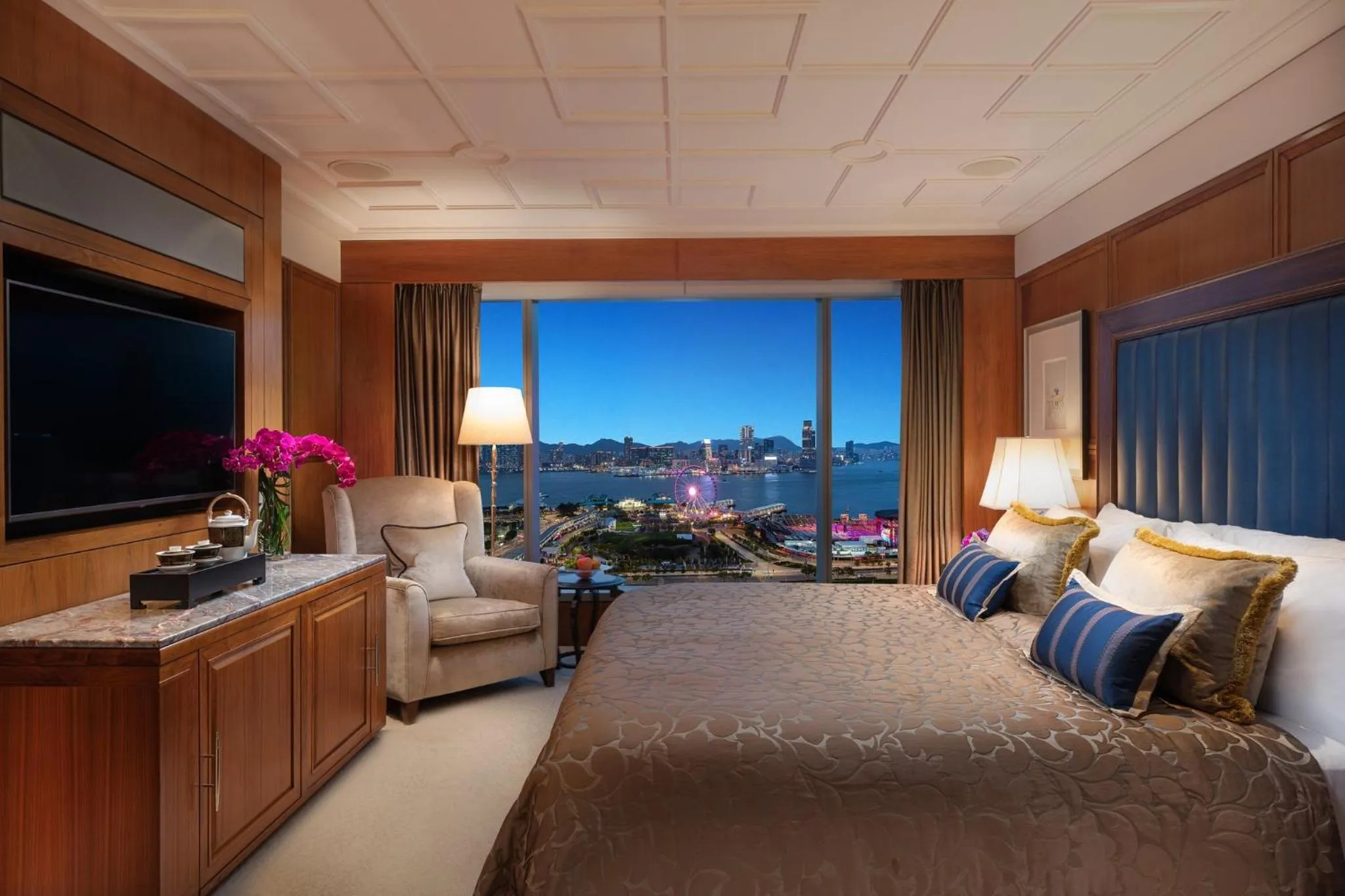 Photo of the whole room, Bed in Mandarin Oriental, Hong Kong