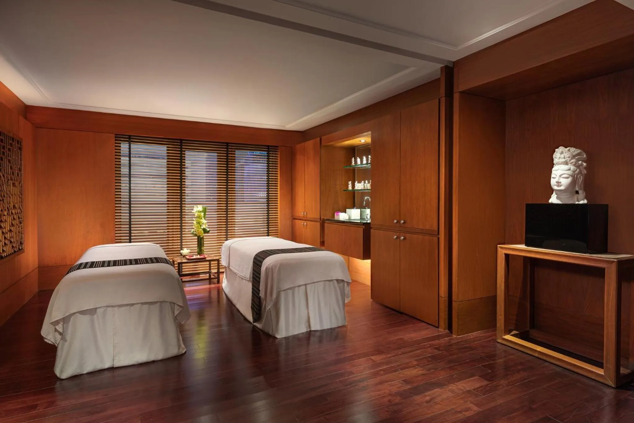 Photo of the whole room, Bed in Mandarin Oriental, Hong Kong