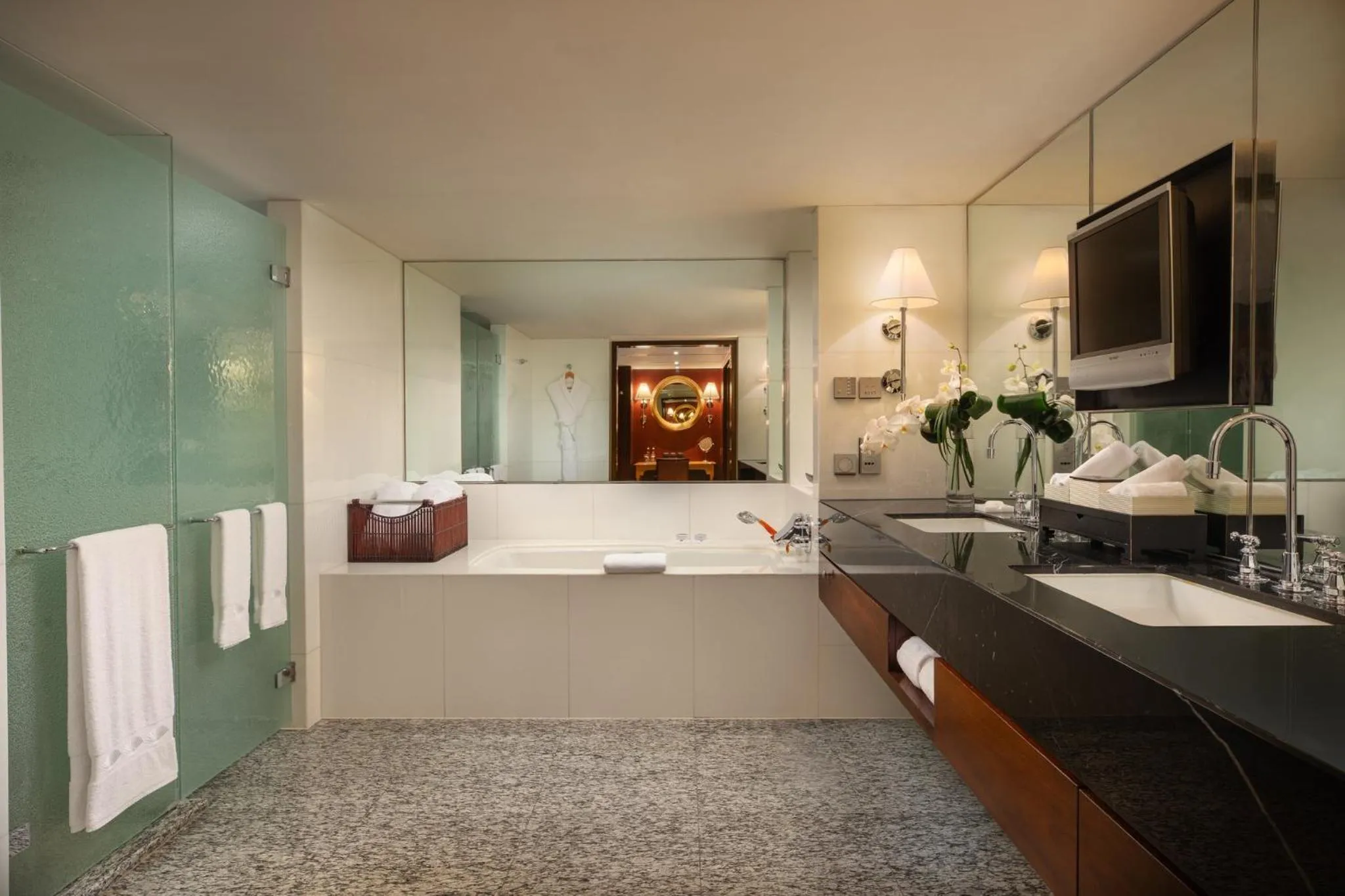 Photo of the whole room, Bed in Mandarin Oriental, Hong Kong