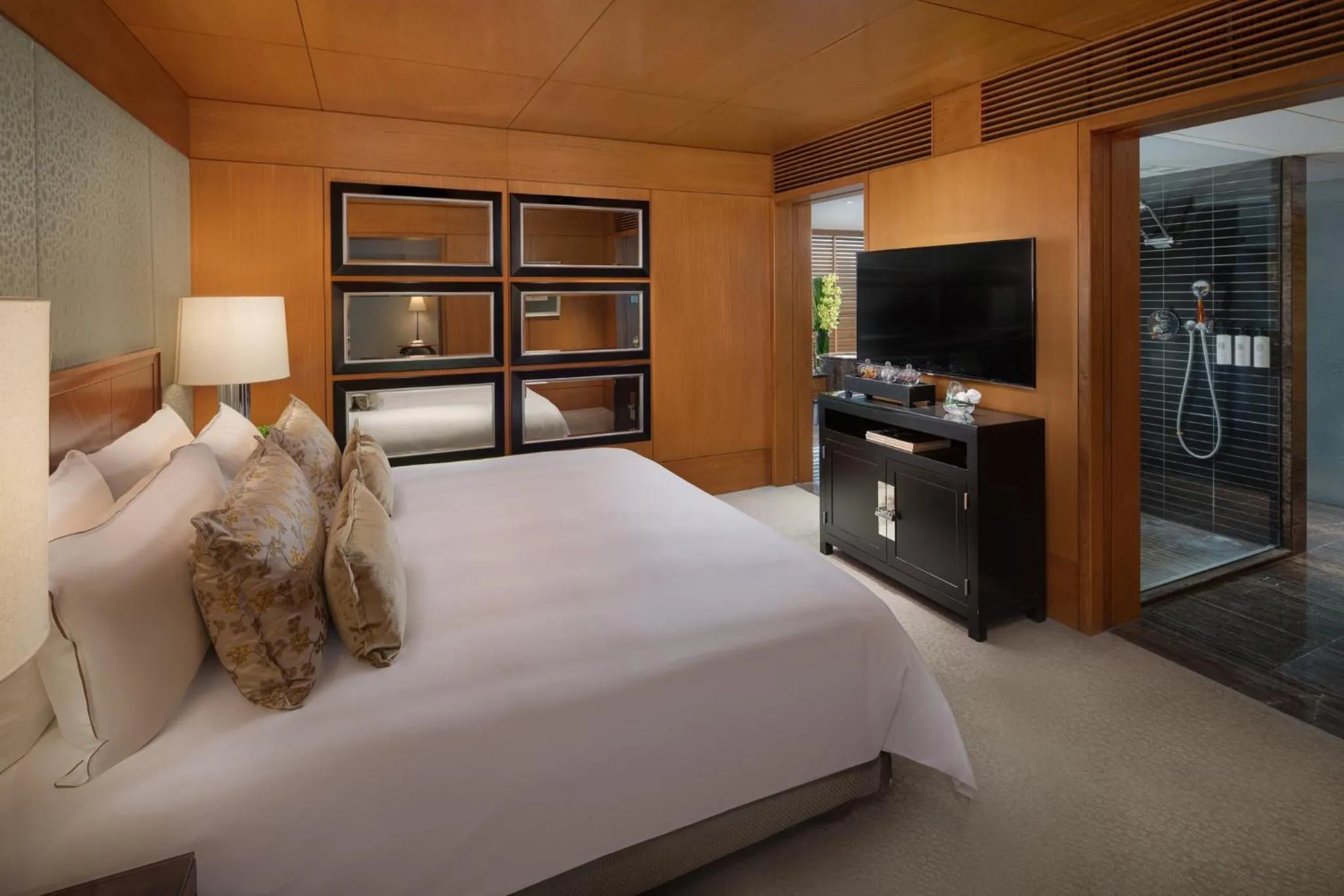 Photo of the whole room, Bed in Mandarin Oriental, Hong Kong