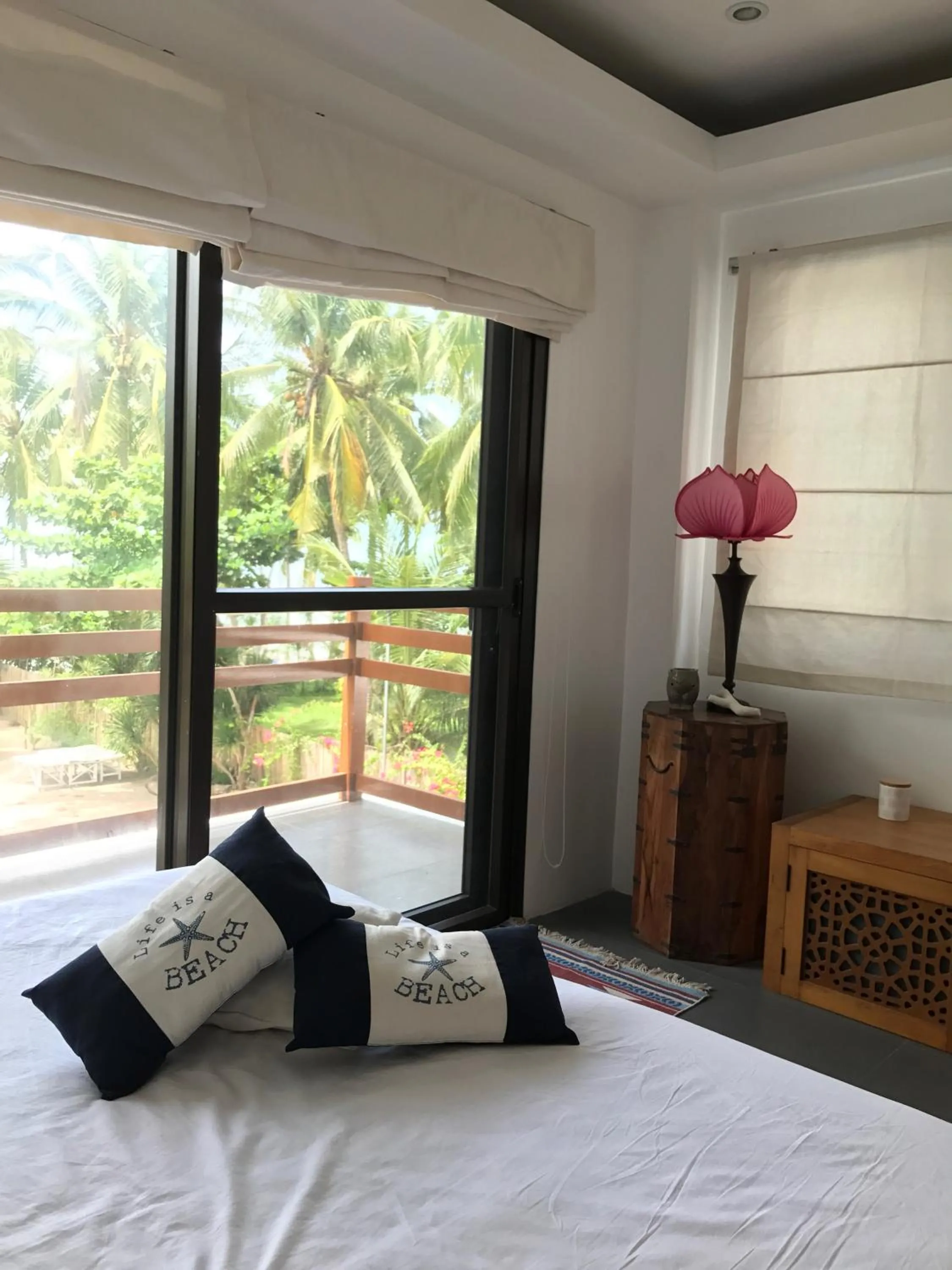 Bed in The Whitehouse by the Sea