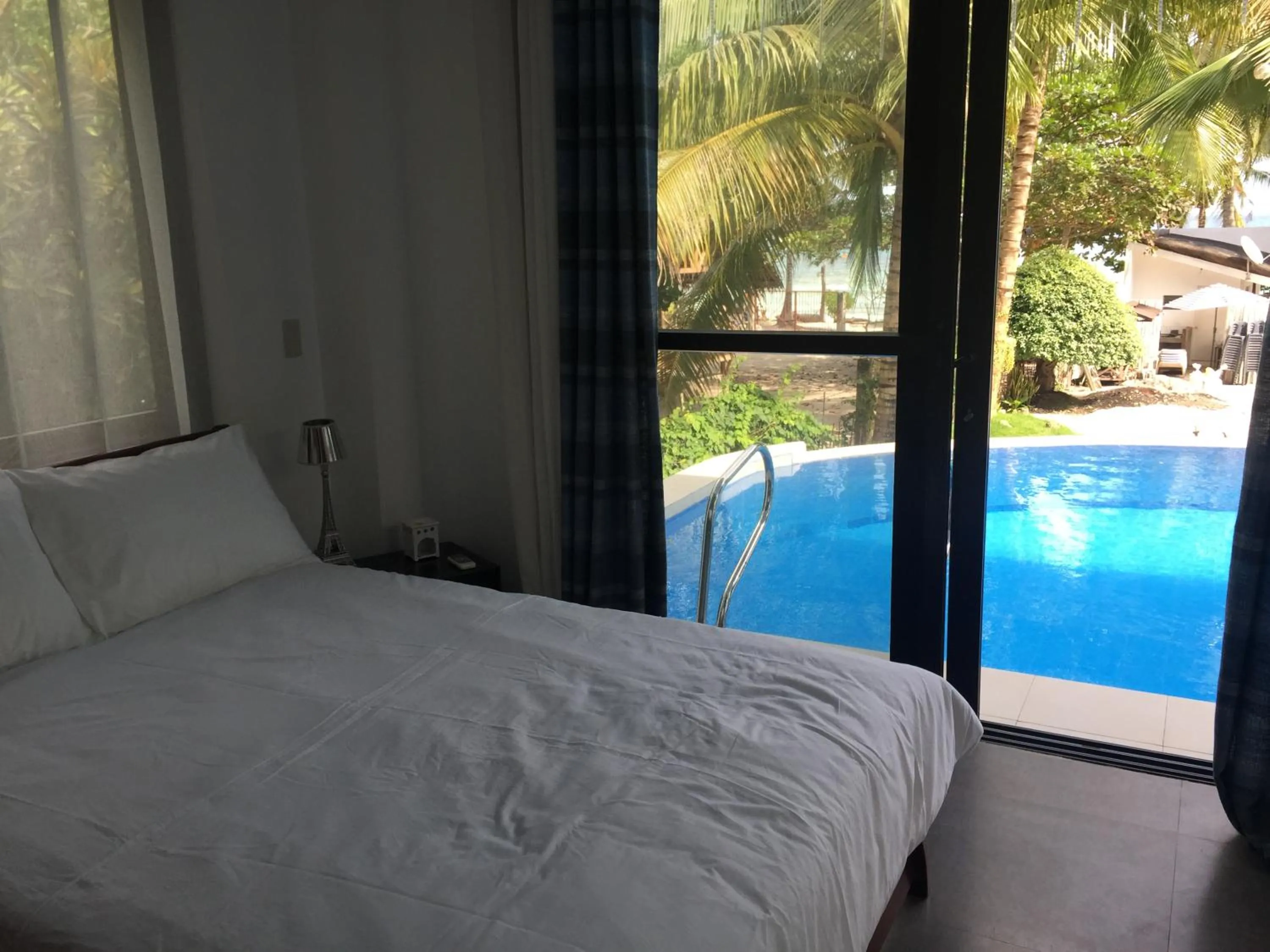 Bed in The Whitehouse by the Sea