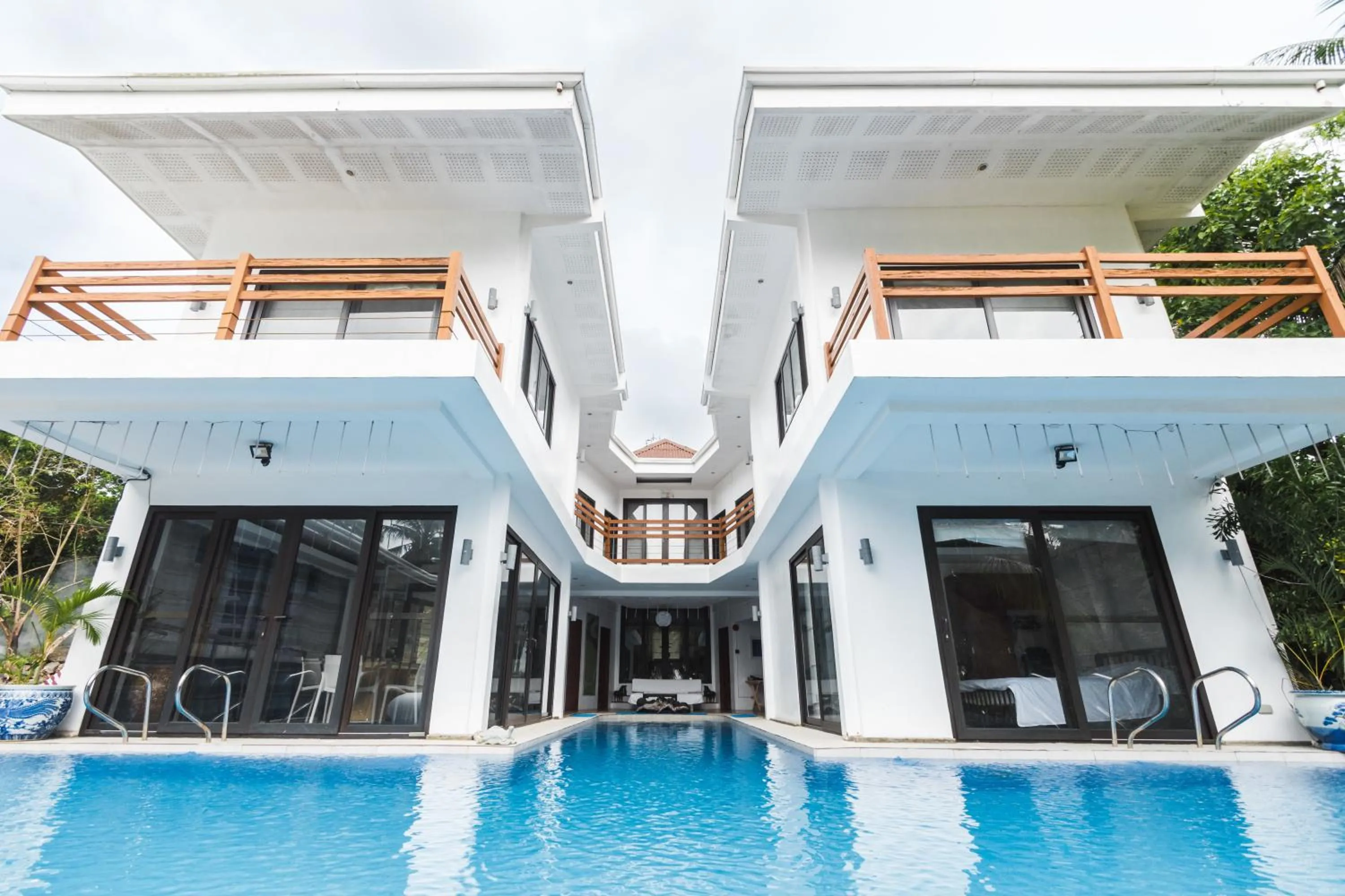 Facade/entrance in The Whitehouse by the Sea