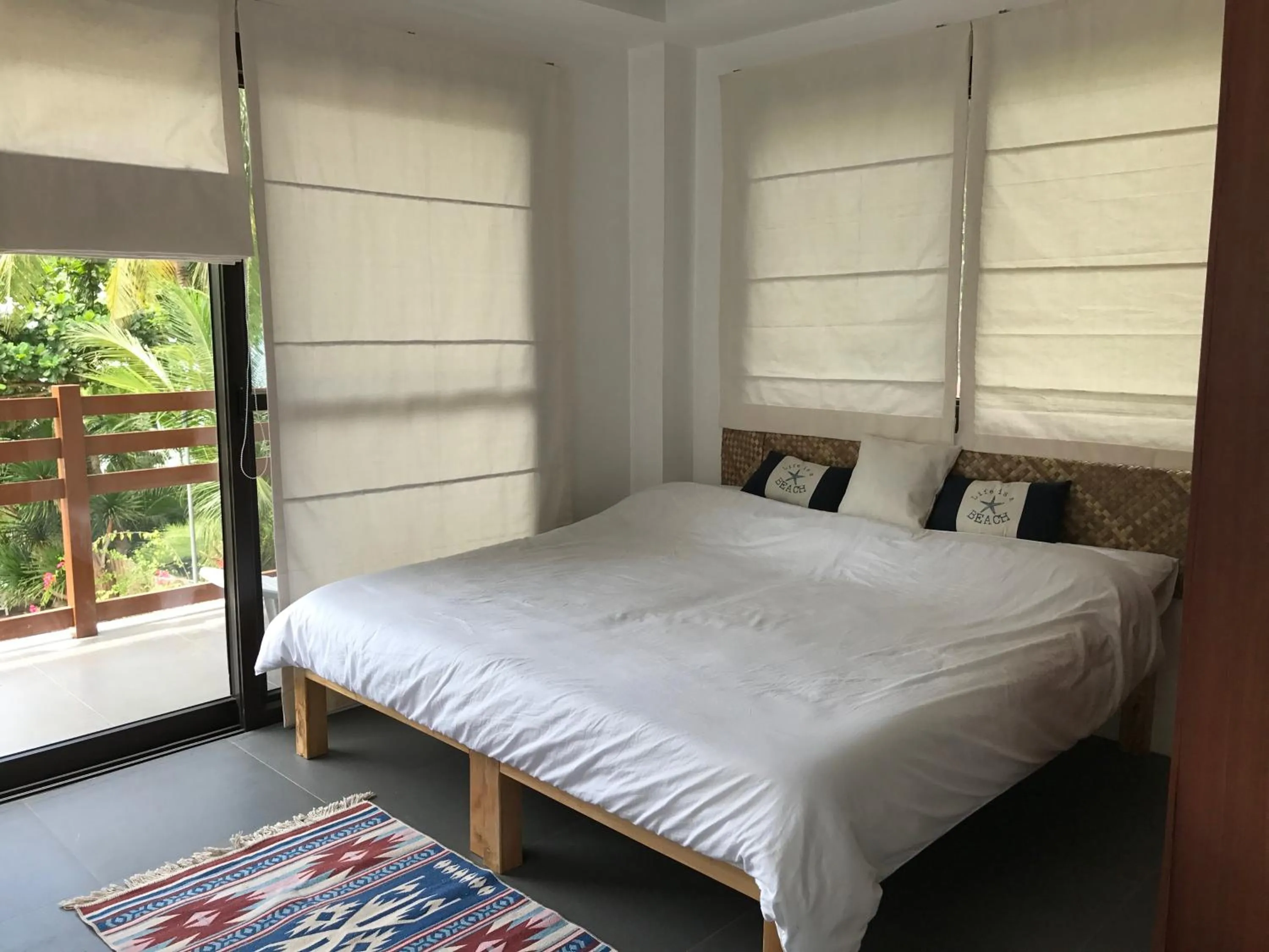 Bed in The Whitehouse by the Sea