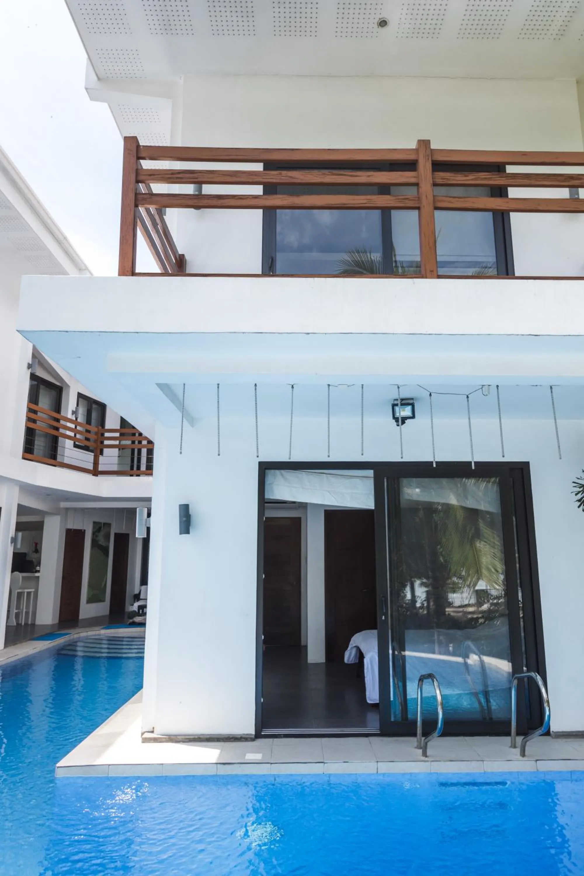 Property building in The Whitehouse by the Sea