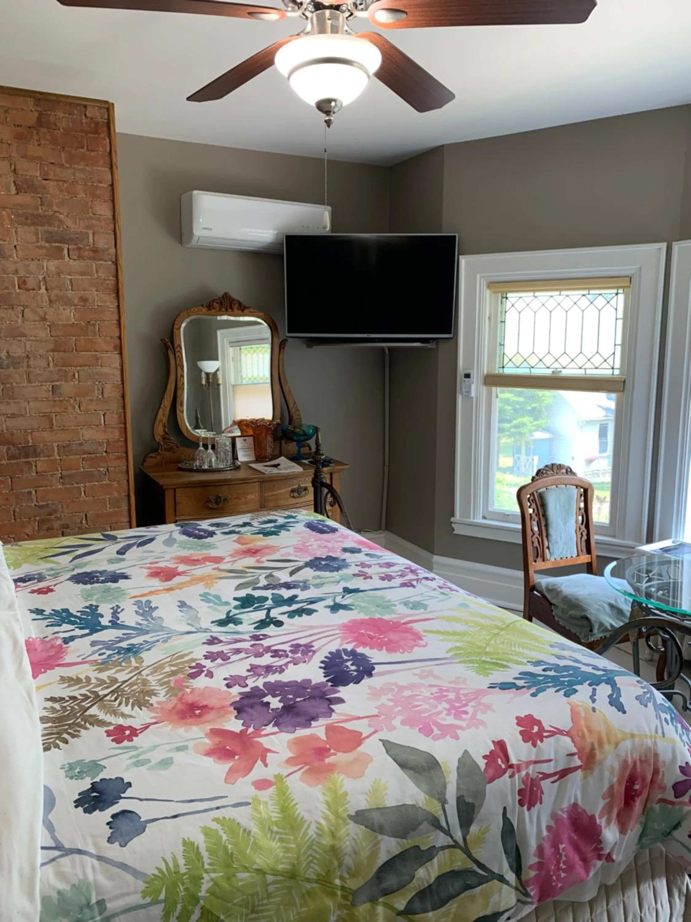 Photo of the whole room, Bed in Green Oaks B&B