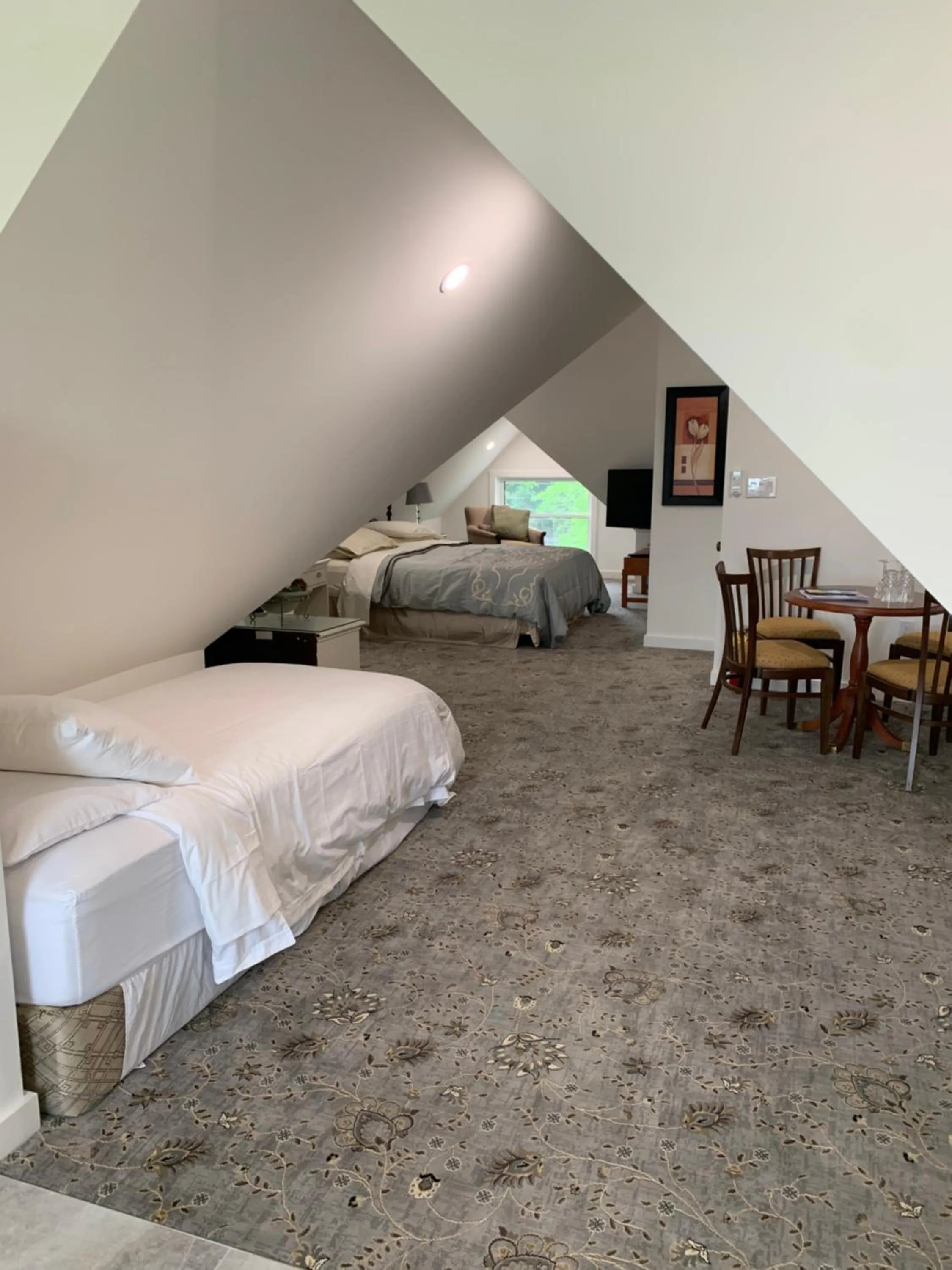 Photo of the whole room, Bed in Green Oaks B&B