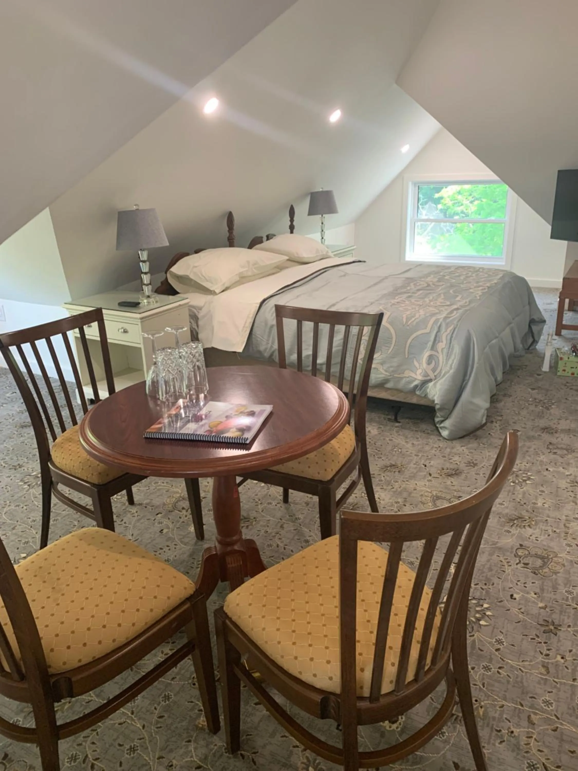 Seating area, Bed in Green Oaks B&B