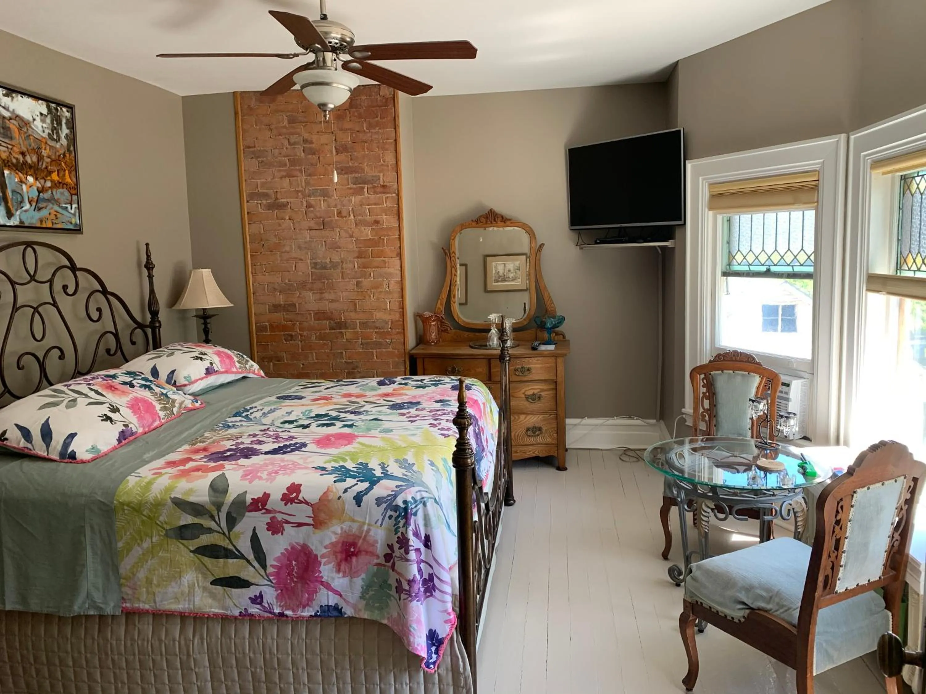 Photo of the whole room, Bed in Green Oaks B&B