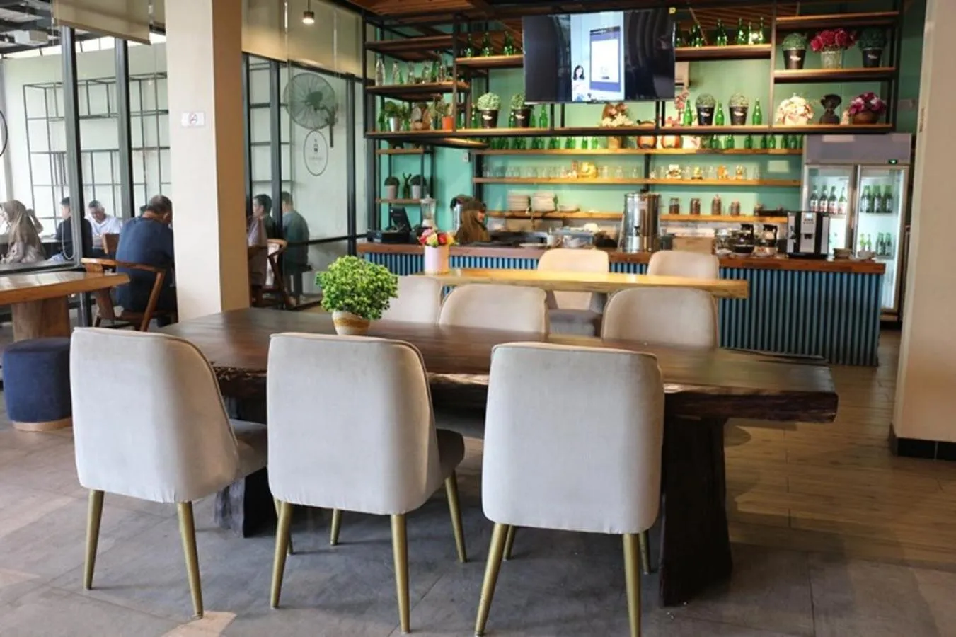 Restaurant/places to eat in CREW EXPRESS Hotel