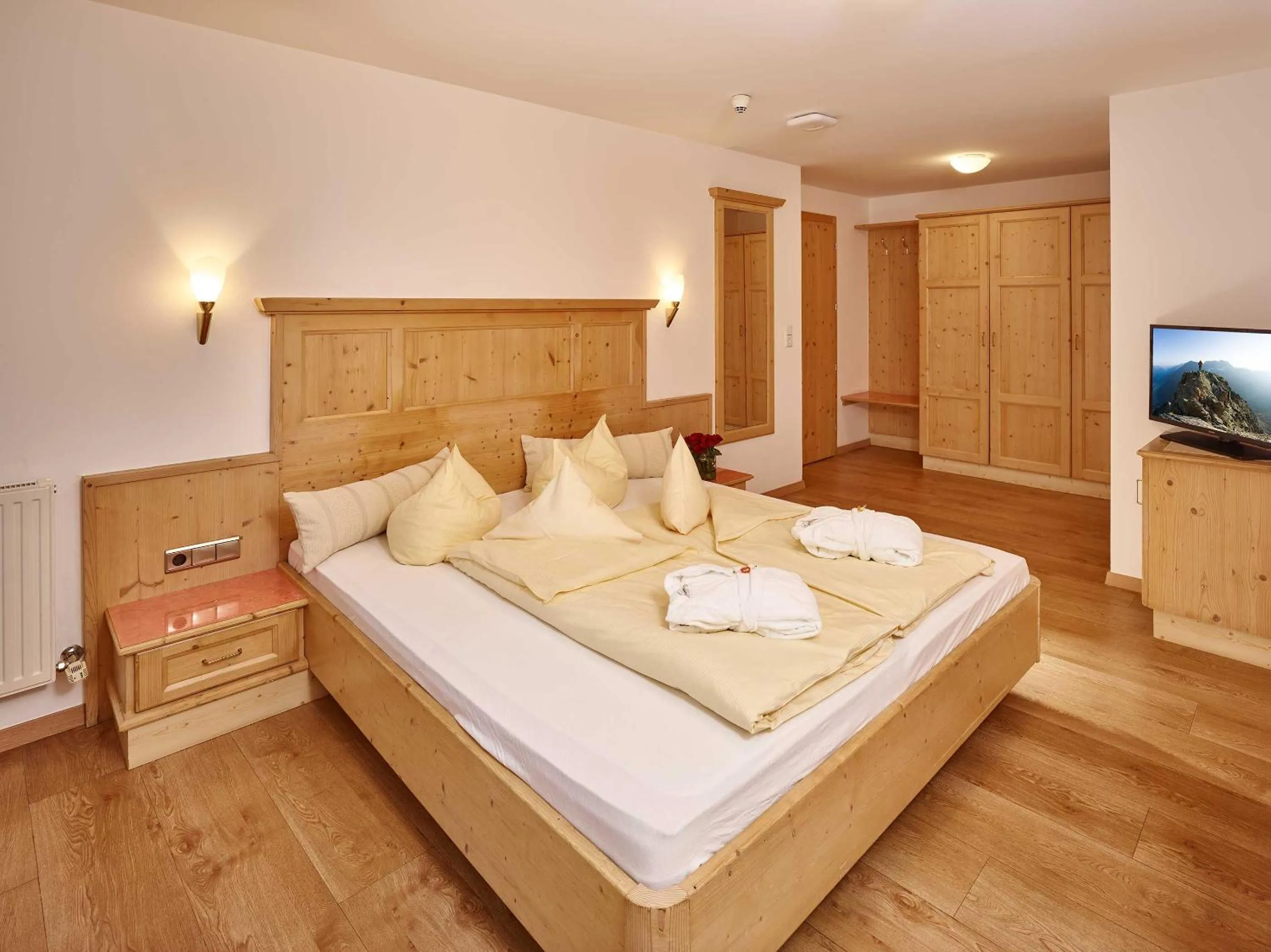 Photo of the whole room, Bed in Hotel Zum Hirschen