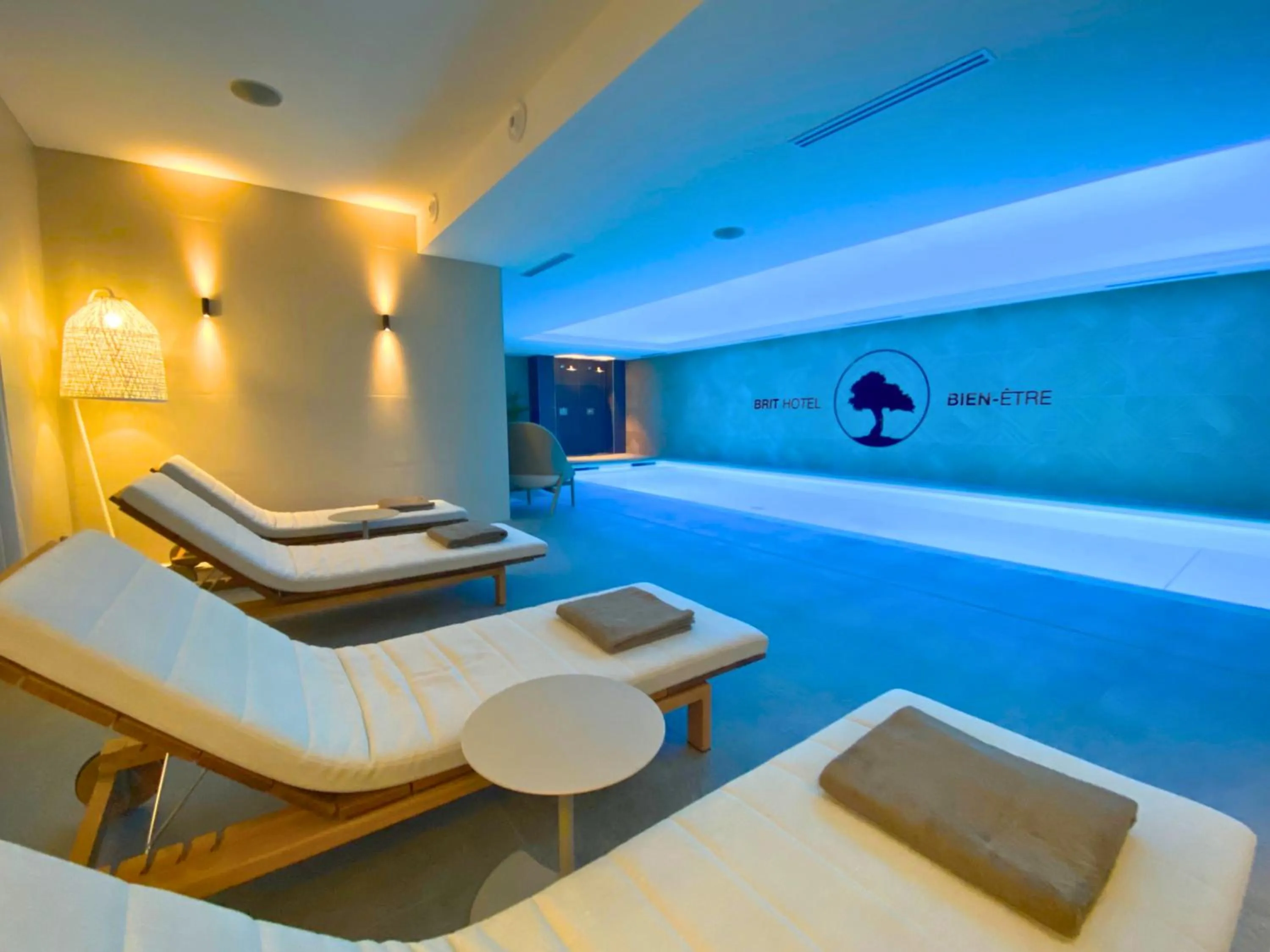 Pool view in Brit Hotel Piscine & Spa - Fougères