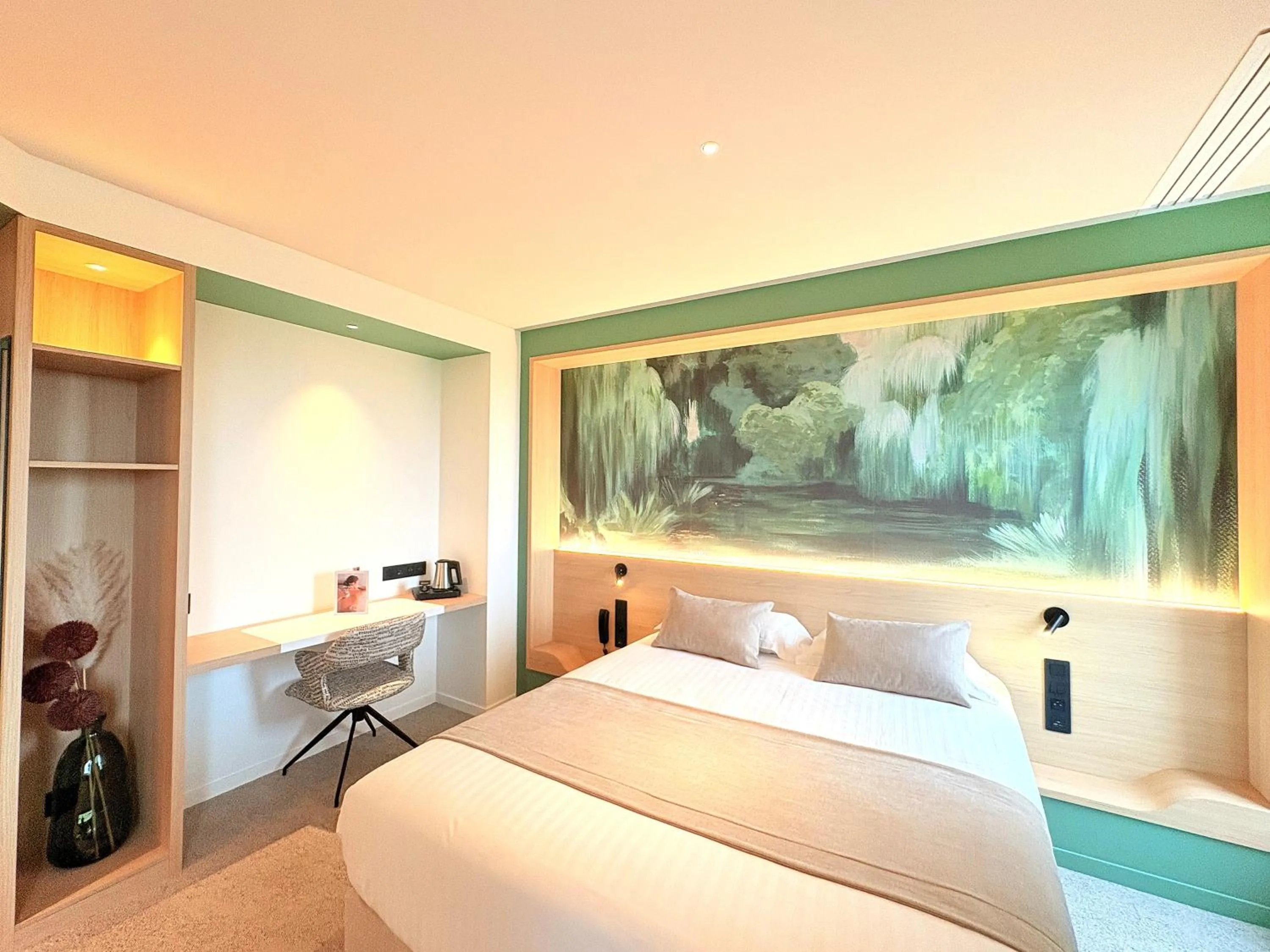 Photo of the whole room, Bed in Brit Hotel Piscine & Spa - Fougères