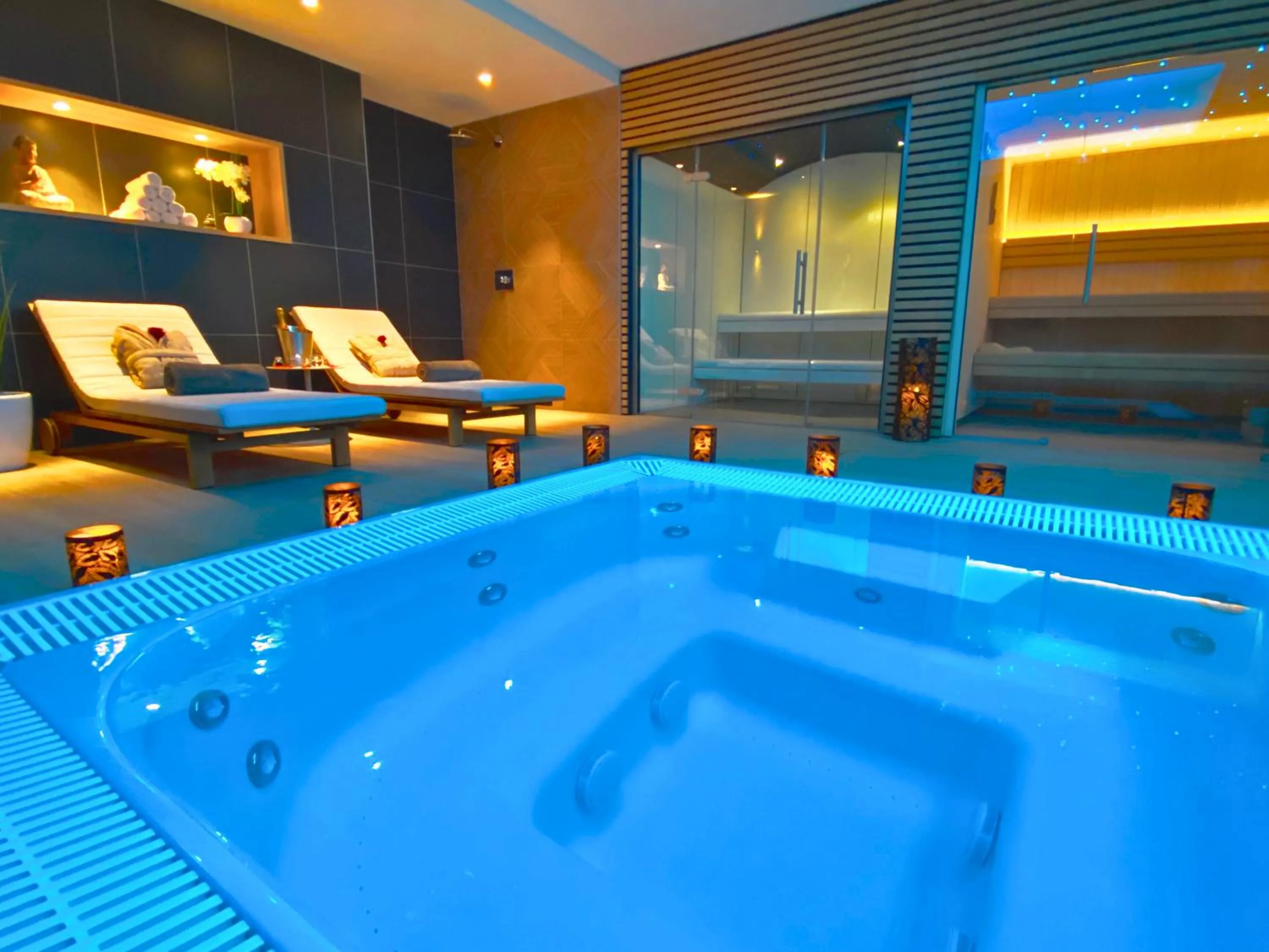 Hot Tub in Brit Hotel Piscine & Spa - Fougères