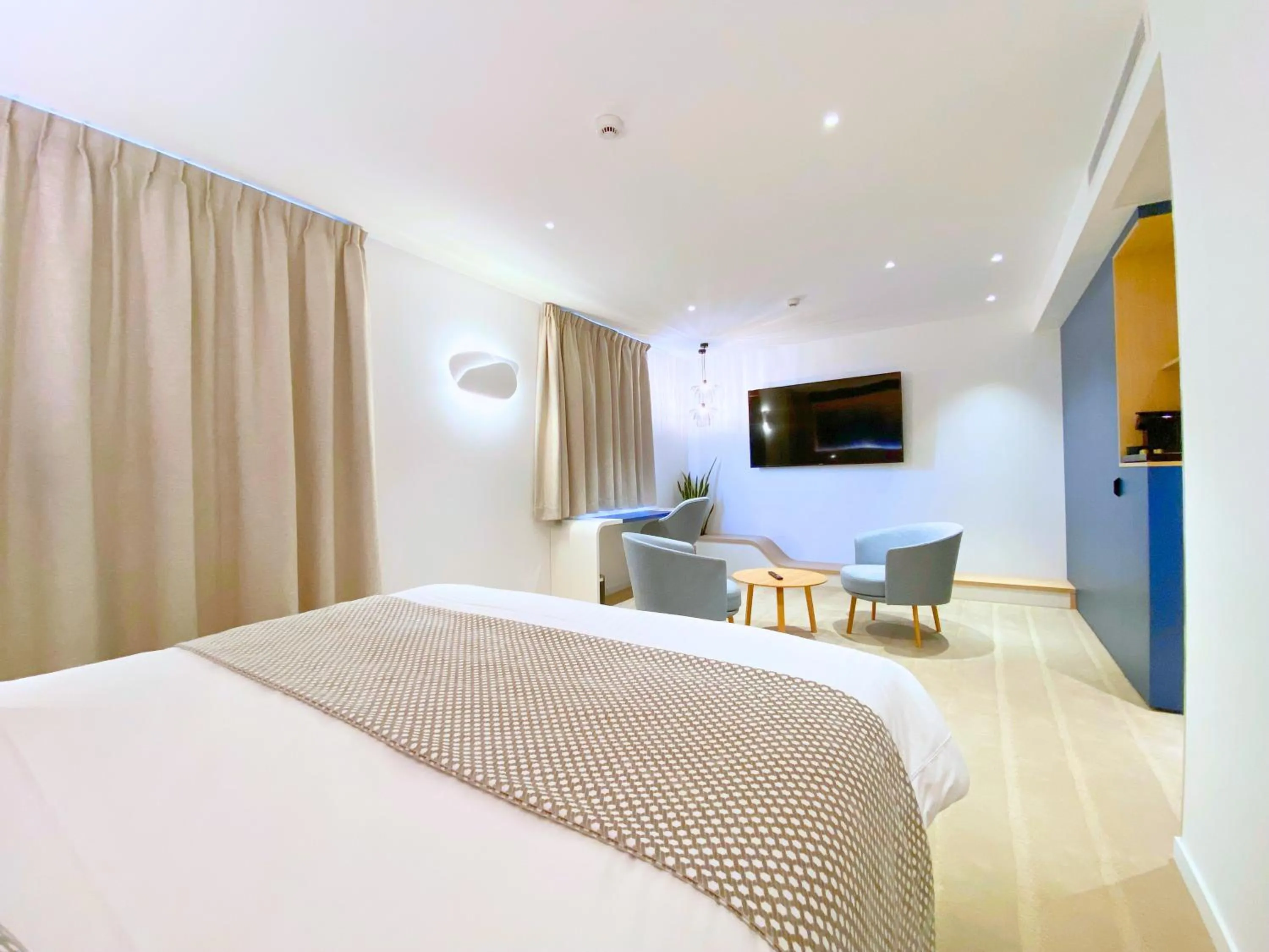 Photo of the whole room, Bed in Brit Hotel Piscine & Spa - Fougères