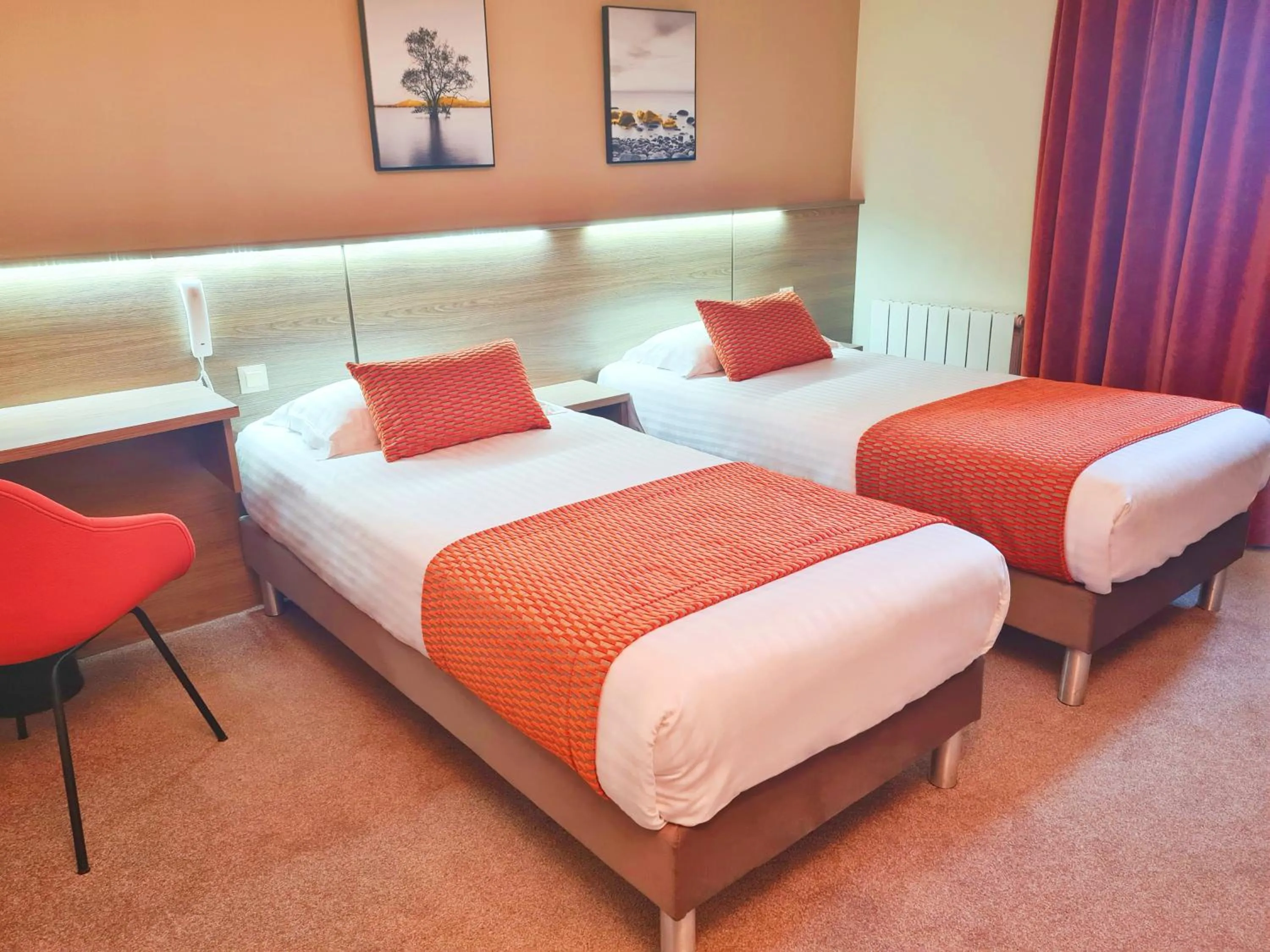 Photo of the whole room, Bed in Brit Hotel Piscine & Spa - Fougères