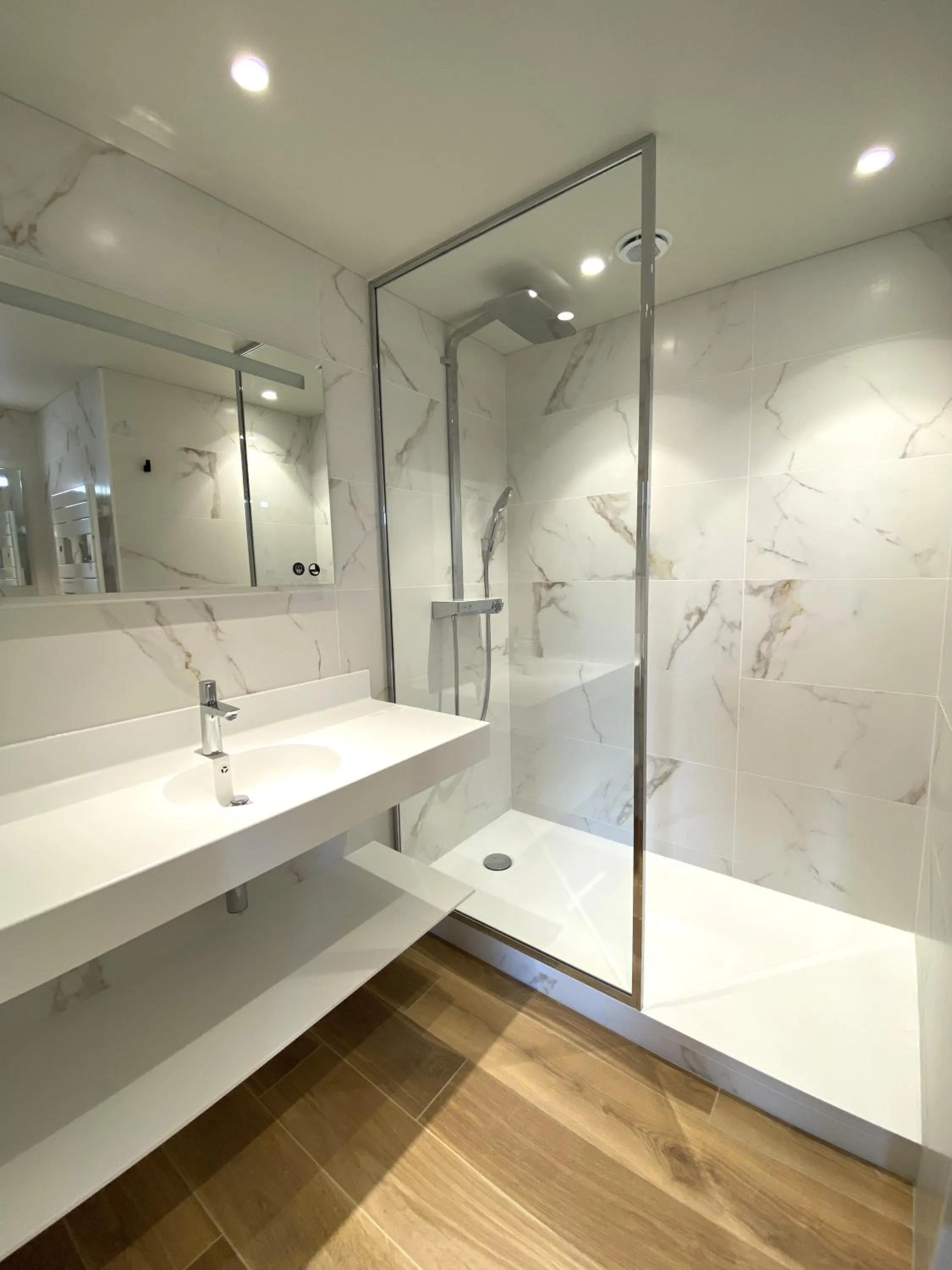 Bathroom in Brit Hotel Piscine & Spa - Fougères