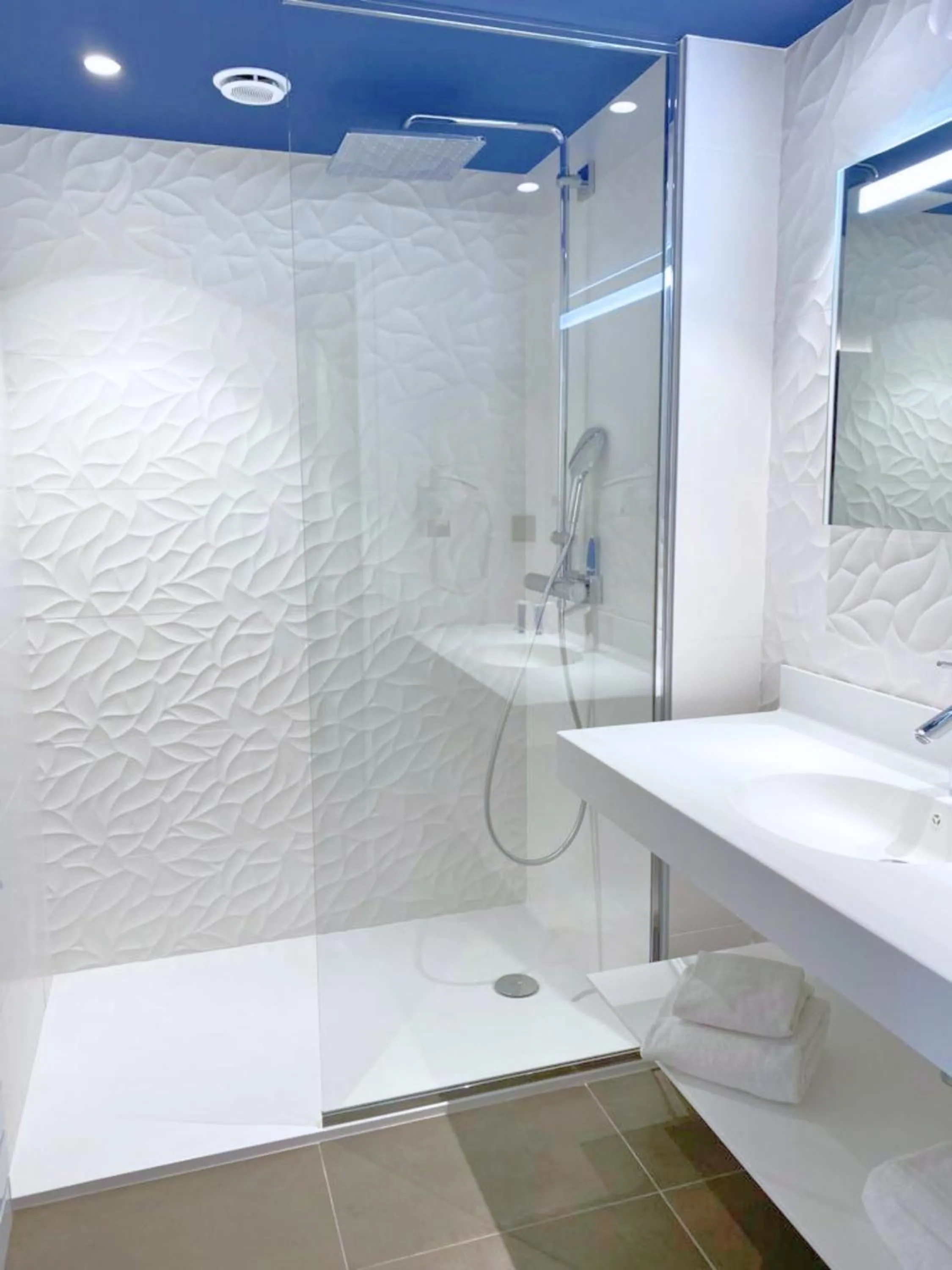 Bathroom in Brit Hotel Piscine & Spa - Fougères