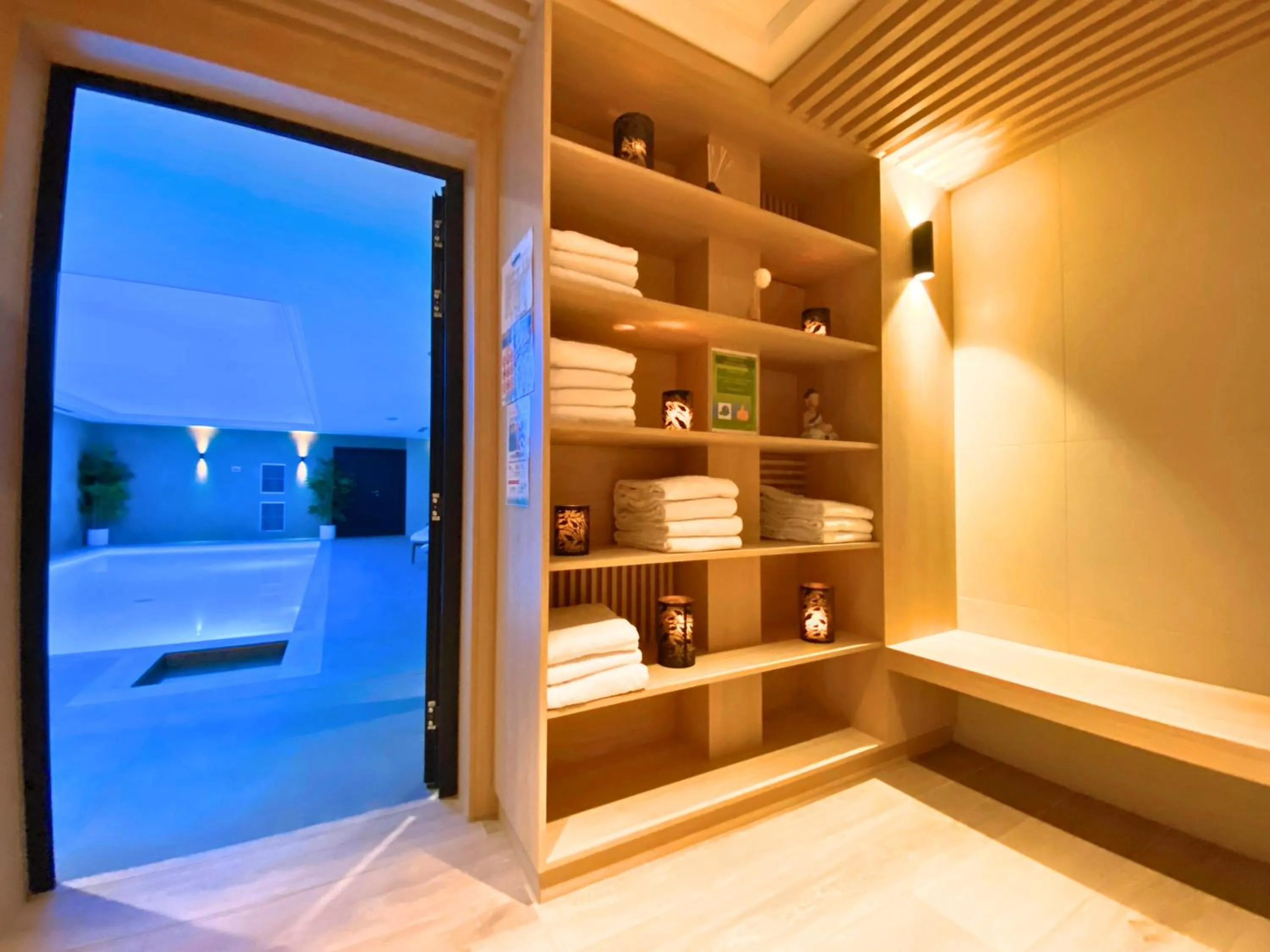 Pool view in Brit Hotel Piscine & Spa - Fougères