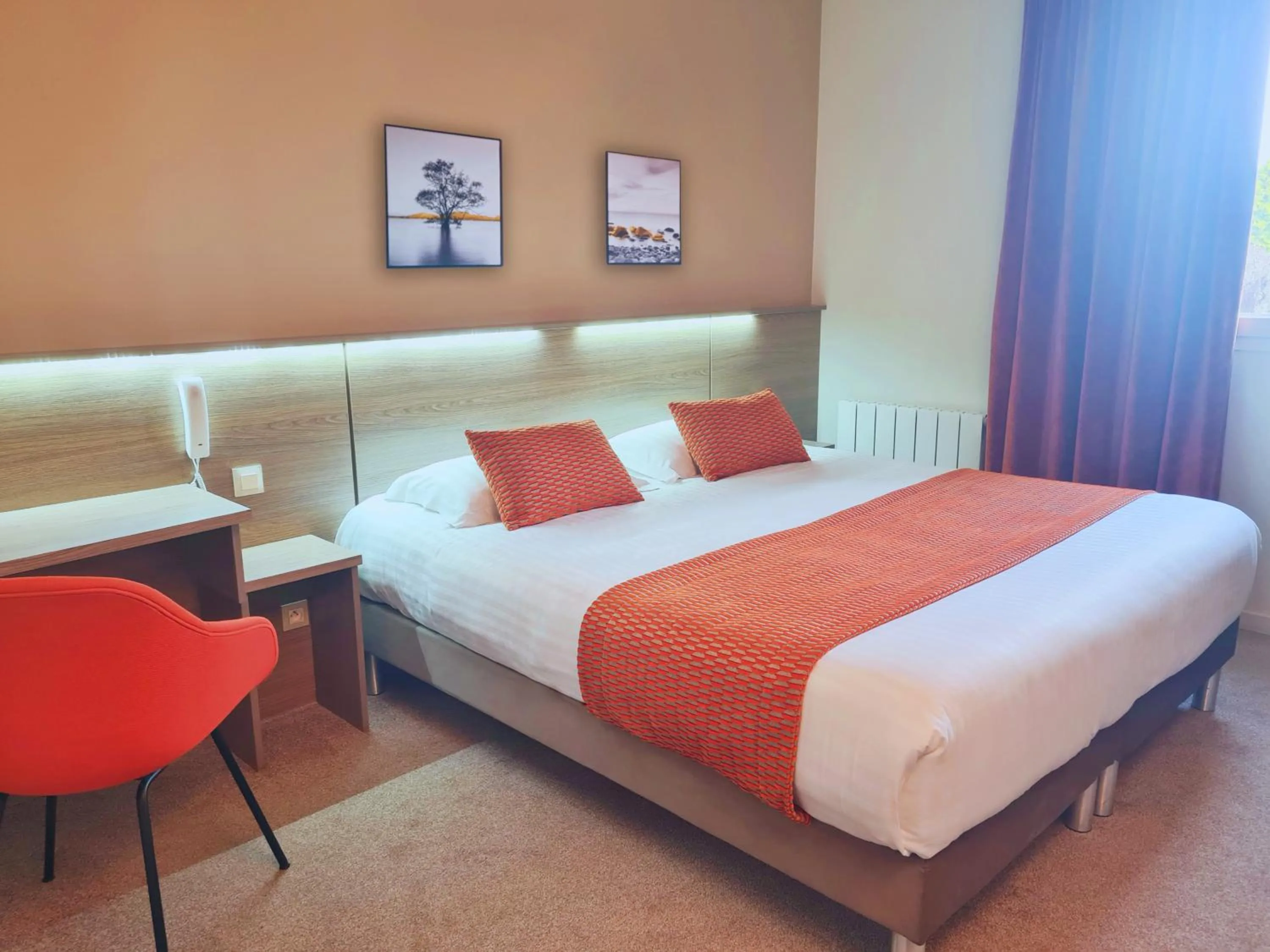 Photo of the whole room, Bed in Brit Hotel Piscine & Spa - Fougères